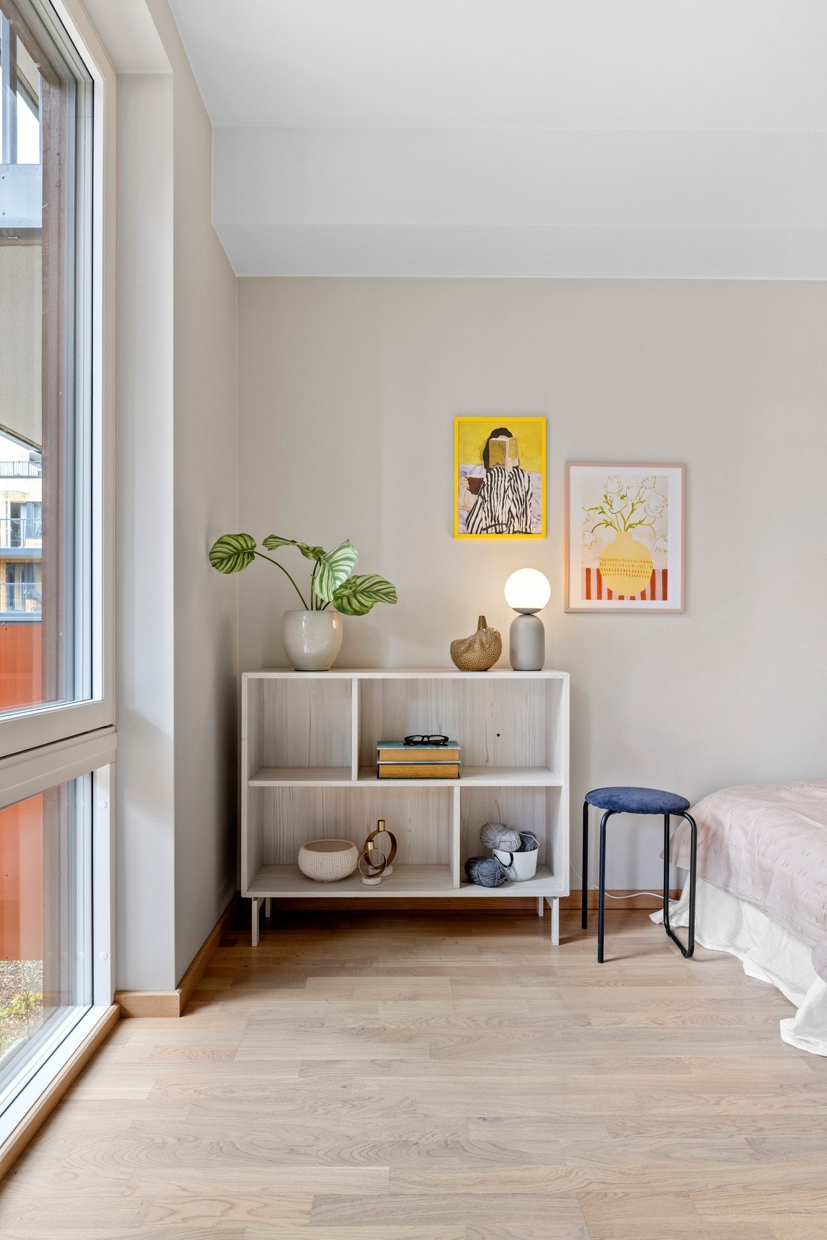 Soverom nr. 2 med plass til seng, nattbord og garderobeskap. Galleribilde