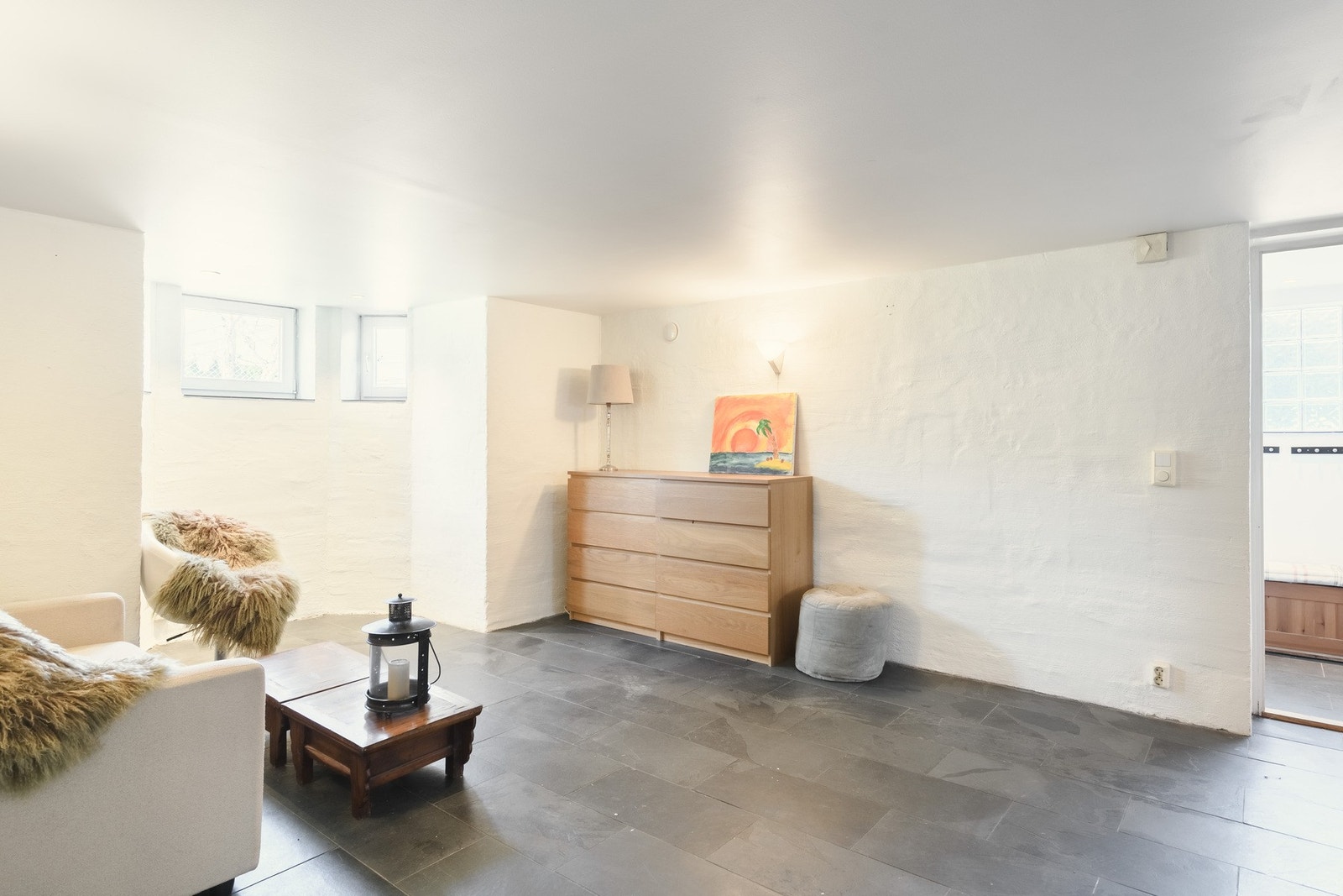 Kjelleren er innredet med egen inngang, kjøkken, bad og oppholdsrom - ideelt som hybel for utleie eller ungdom. God takhøyde og naturlig lys gjør dette til en attraktiv og brukervennlig etasje. Galleribilde