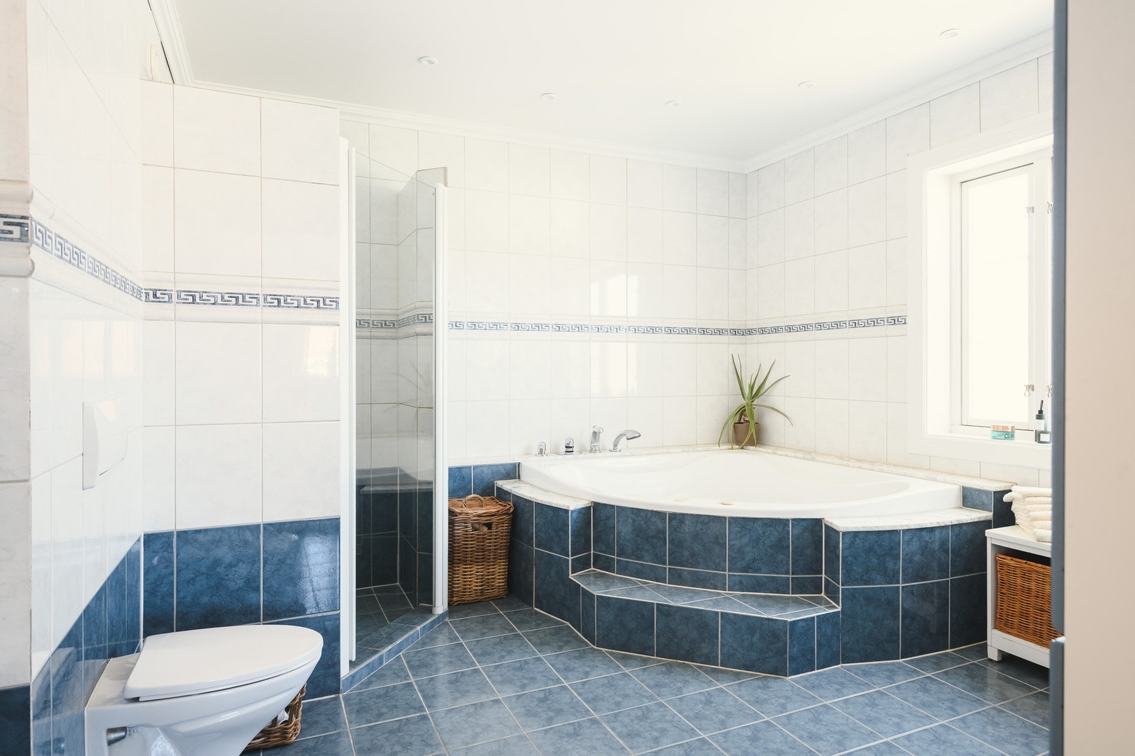 Hovedbad med både dusj og badekar. Galleribilde