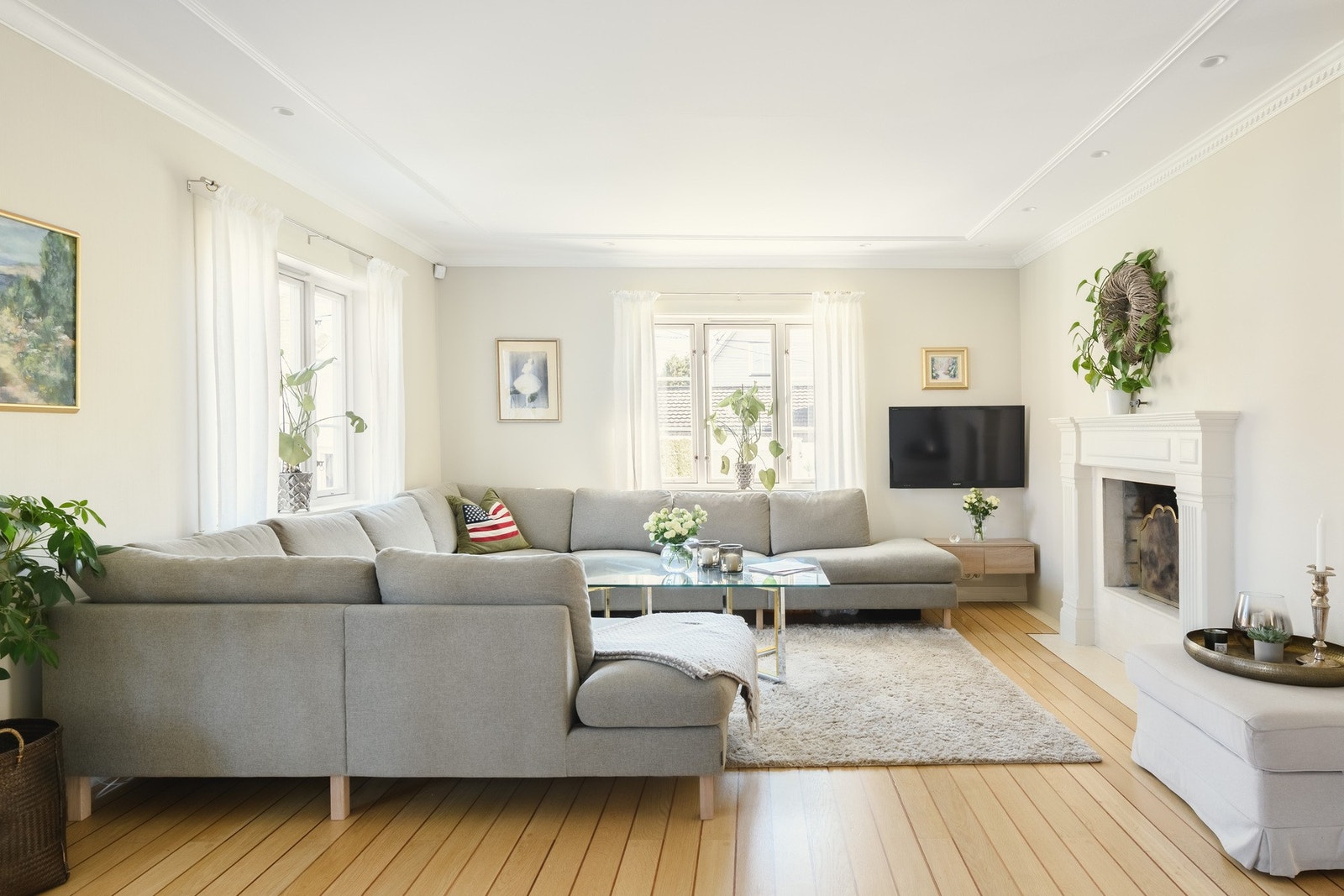 Store vindusflater gir rikelig med naturlig lys. Galleribilde