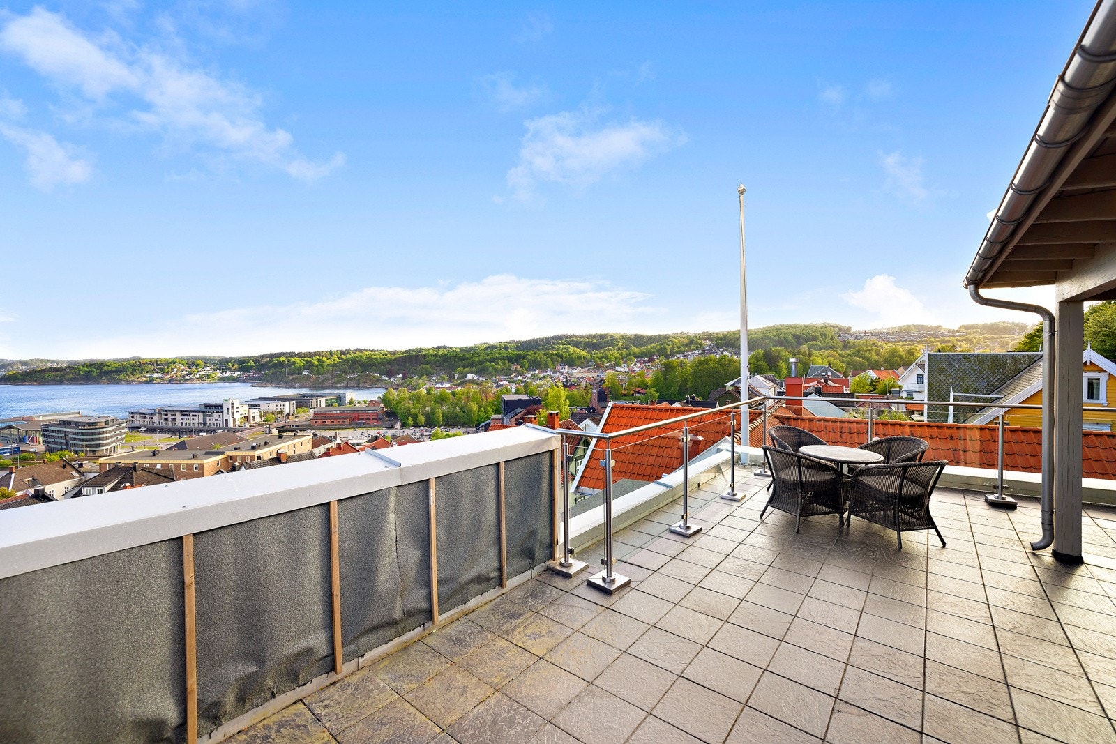 Takterrassen har panoramautsikt og gir en helt unik frihetsfølelse. Galleribilde