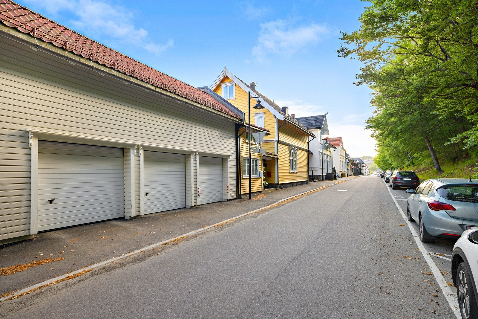 Med leiligheten følger en garasje i rekke. Garasjen har leddport og elbillader. Galleribilde