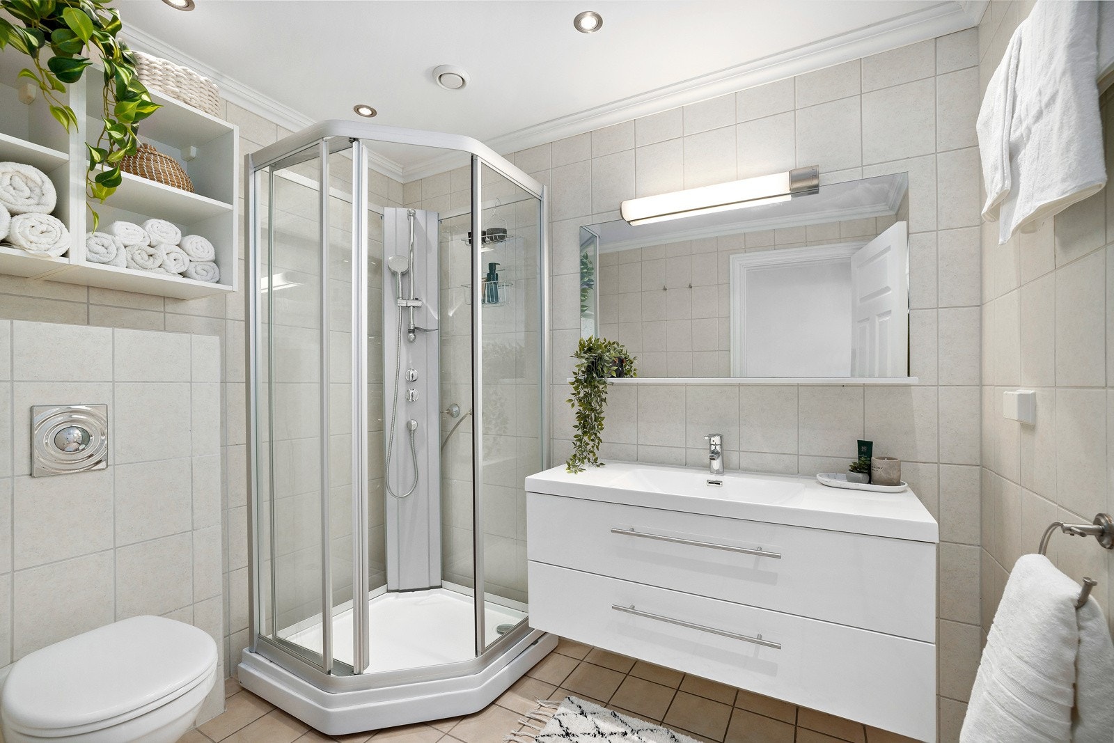 Badet har flislagte overflater, varmekabler, downlights og mekanisk avtrekk. Galleribilde