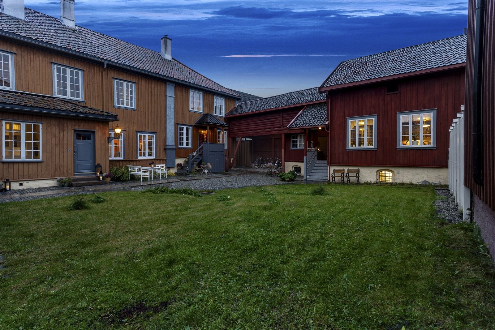 Solrik uteplass med flott hage Galleribilde