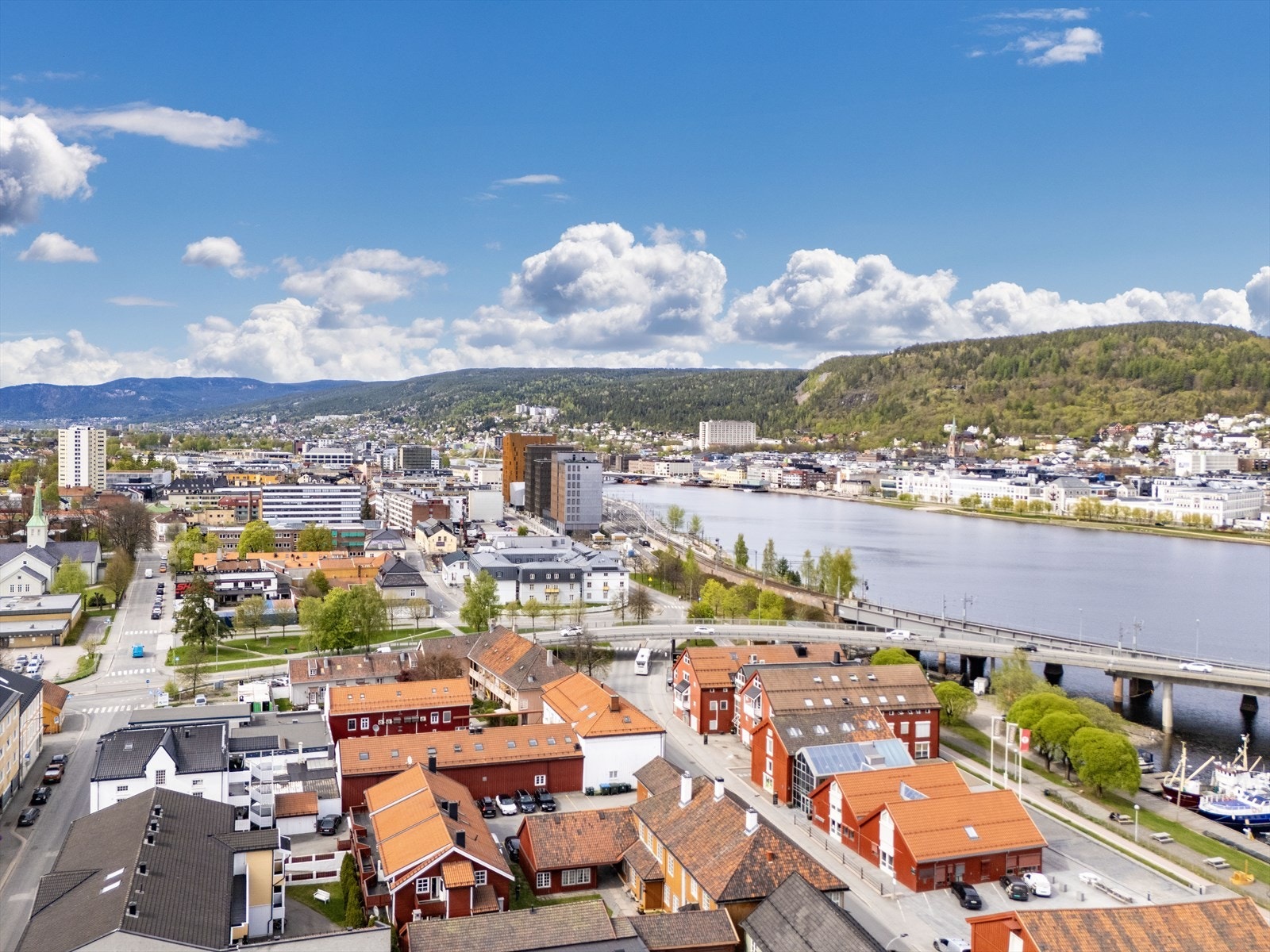 Boligen ligger sentralt til på Strømsø med kort vei til de fleste fasiliteter Galleribilde