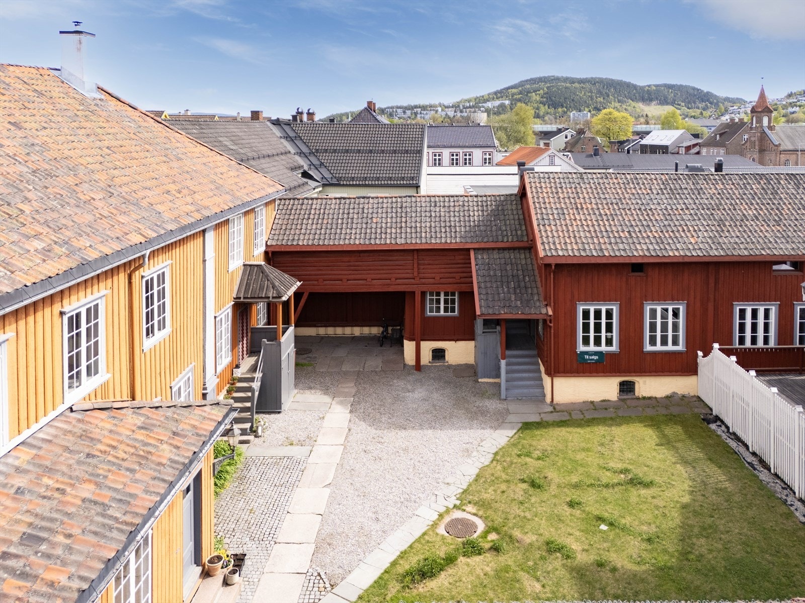 Boligen ligger fint til inne på et tun Galleribilde
