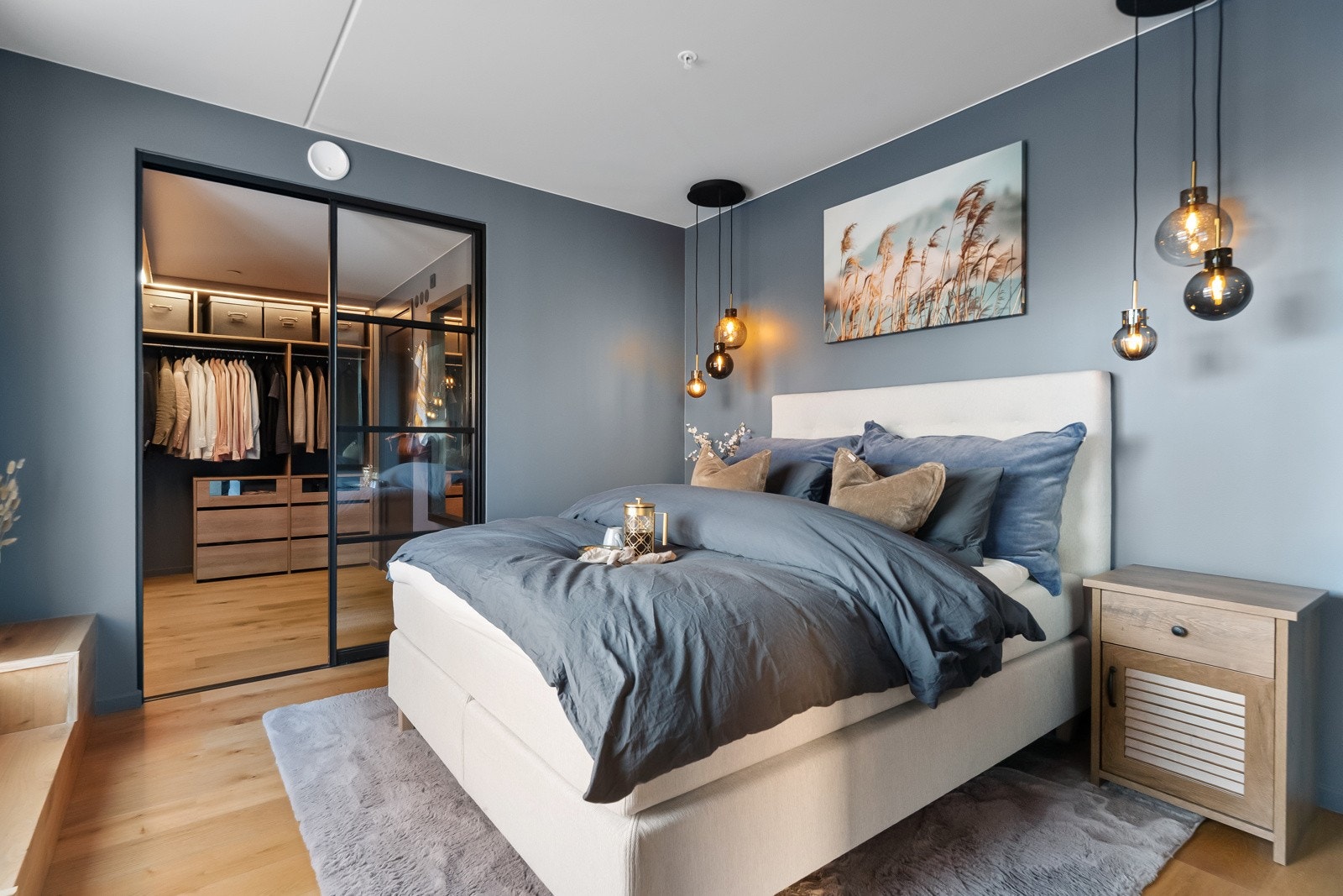 Hovedsoverommet ligger i suite med eget bad og omkledningsdel. Galleribilde