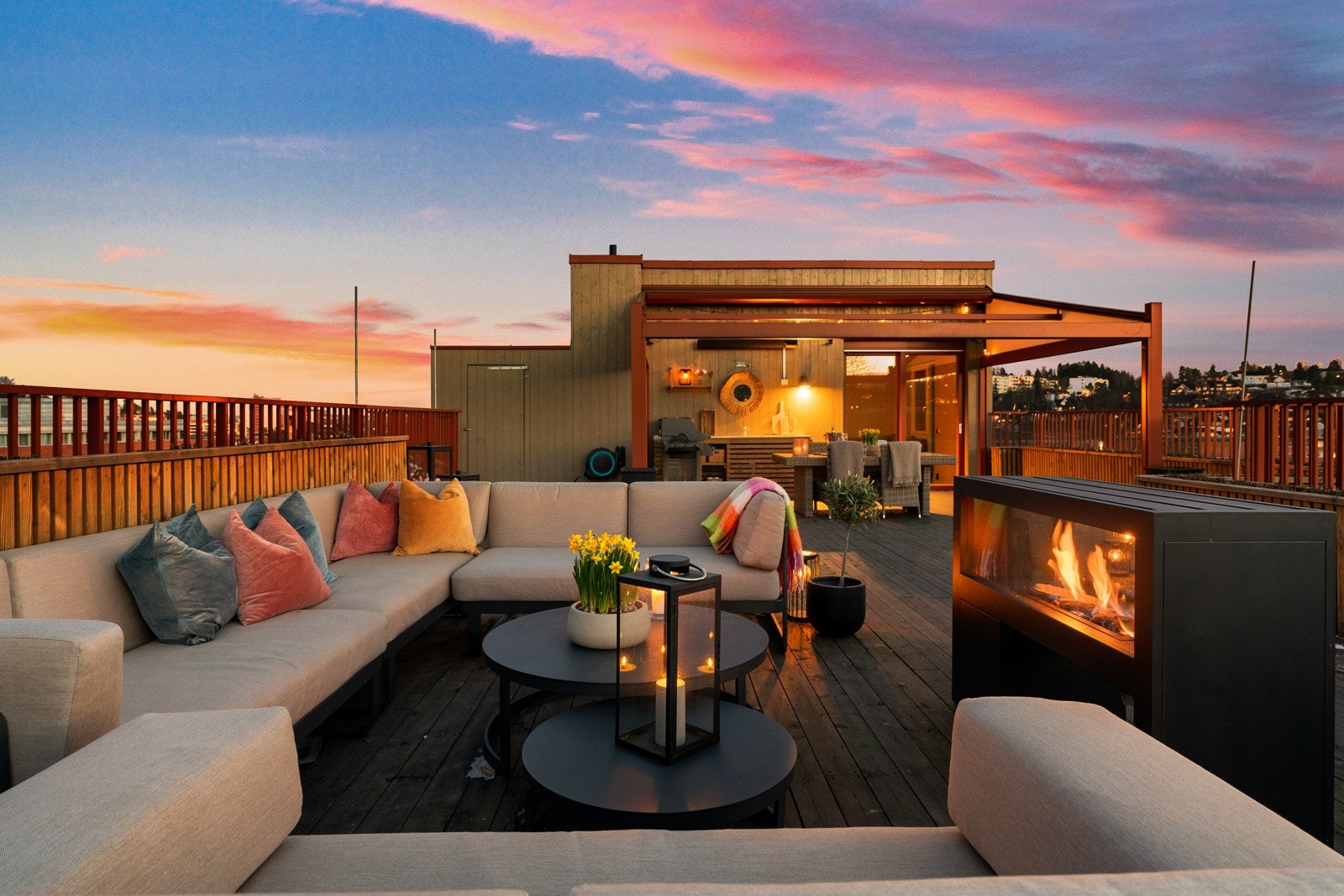 Takterrassen er noe helt for seg selv. Her får dere perfekte solforhold og flott utsikt, og på kveldstid et idyllisk uteareal. Galleribilde