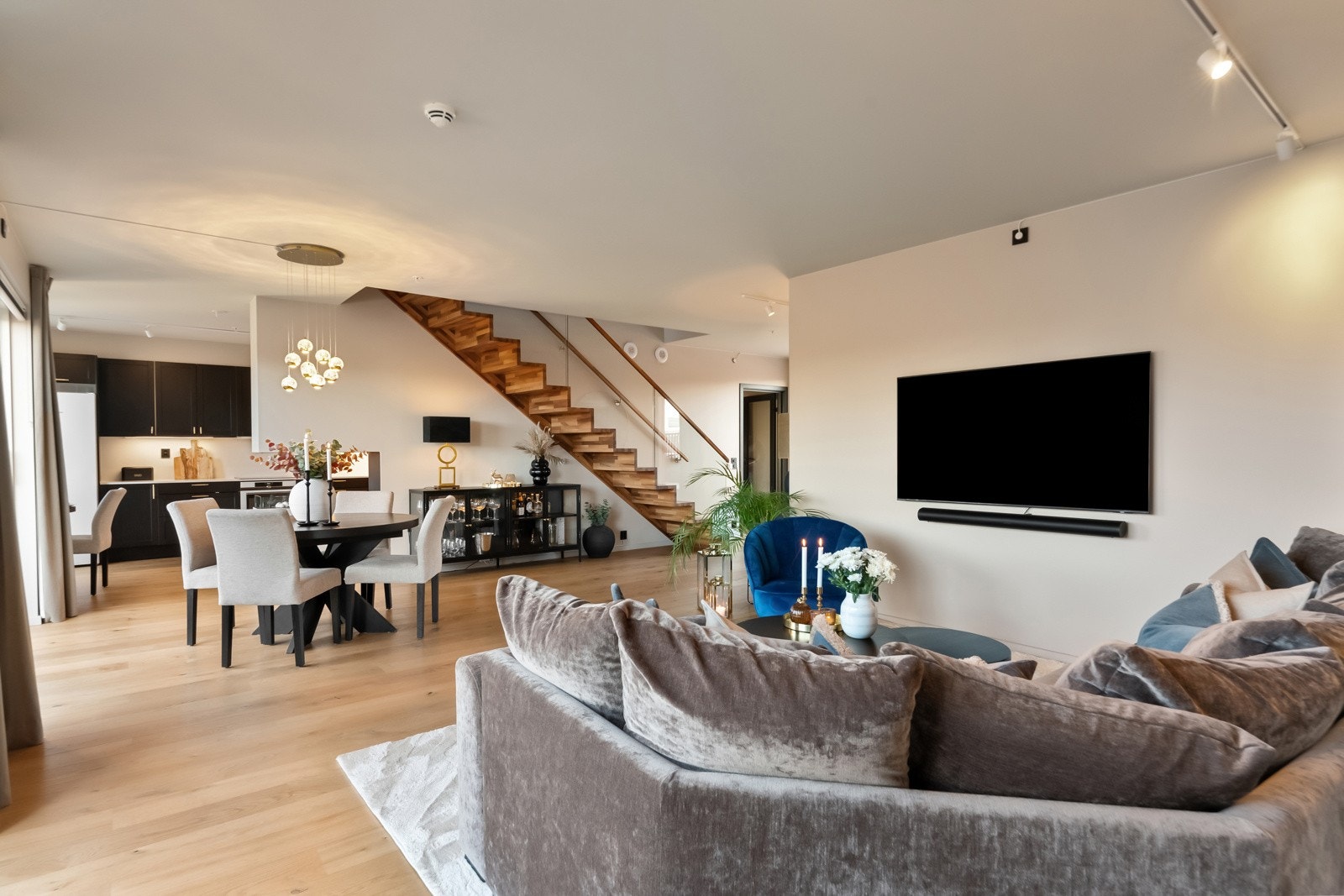 I hovedetasjen finnes et stort flott oppholdsrom, bestående av kjøkken, spisestue og stue. Galleribilde