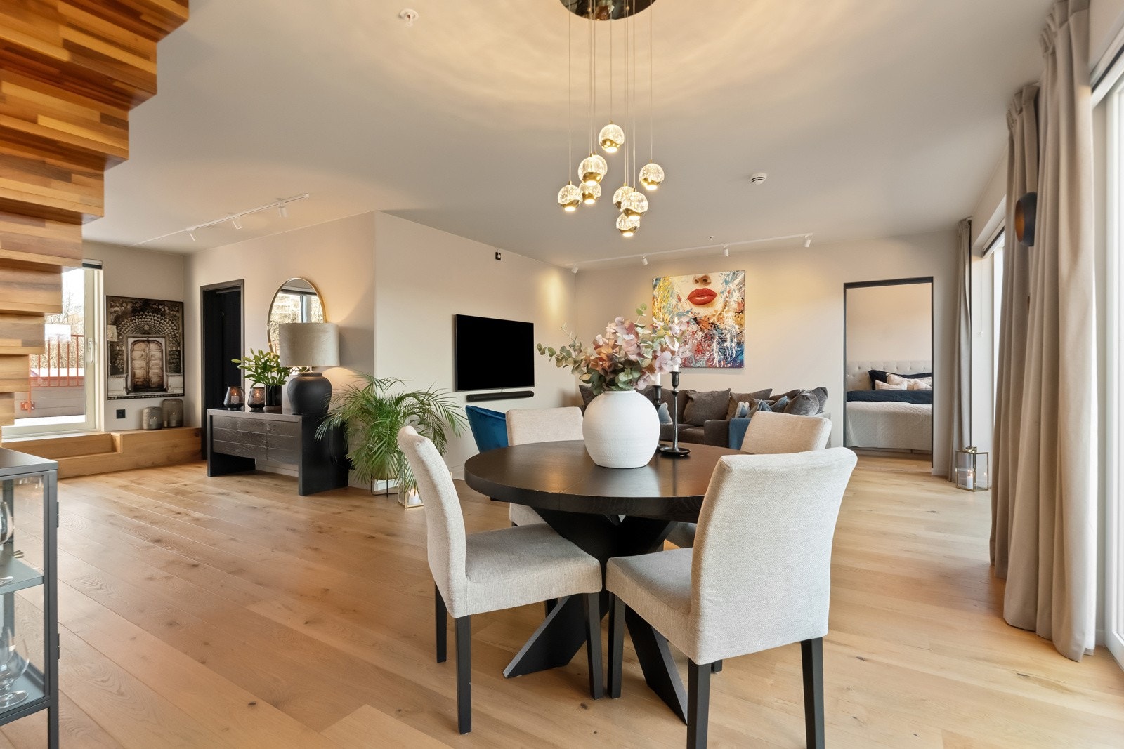 Her er det god plass til møblering i flere soner, og på hver side av rommet finnes flotte uteplasser. Galleribilde