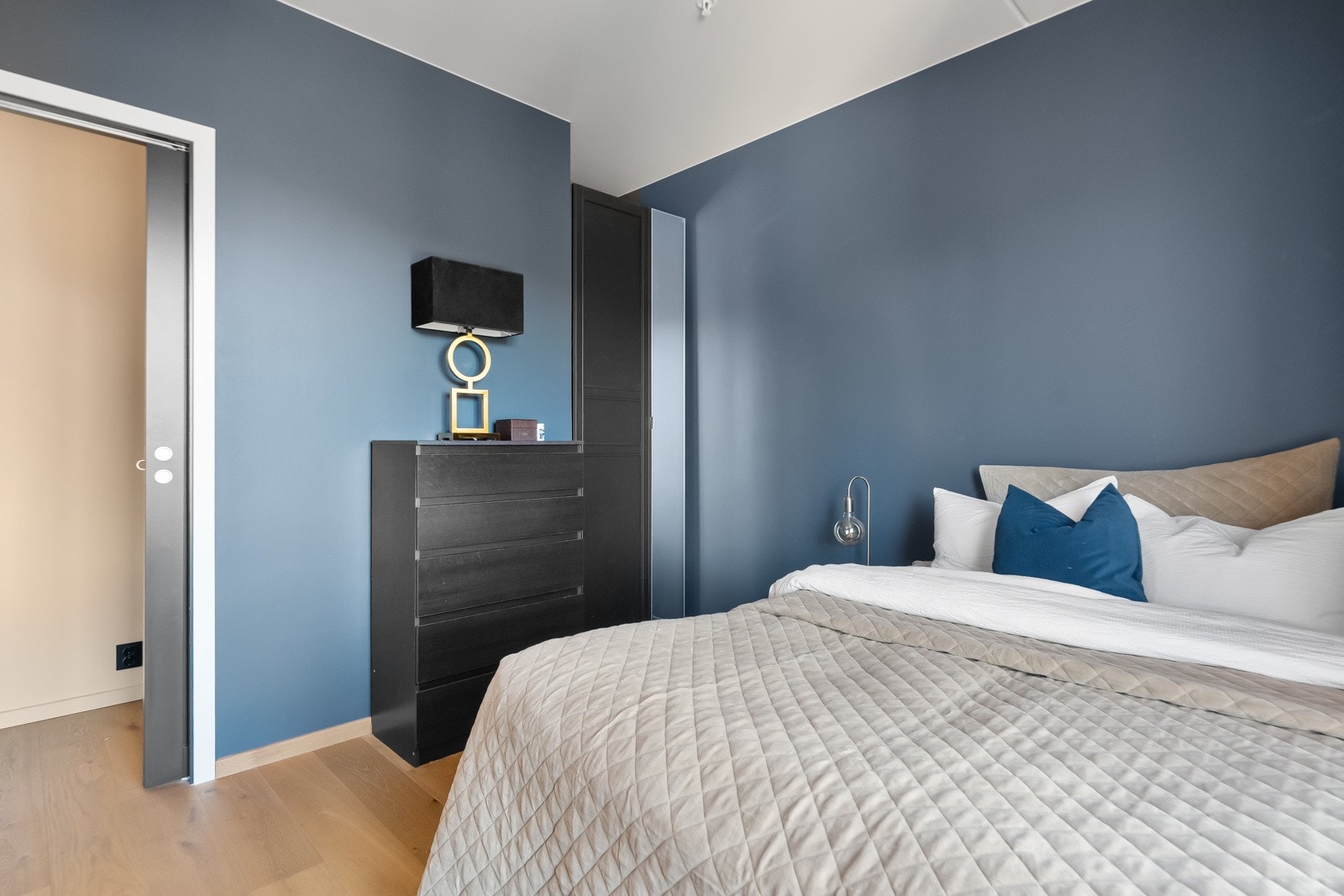 Rommet er innredet med mørke garderobeskap i nisje. Galleribilde