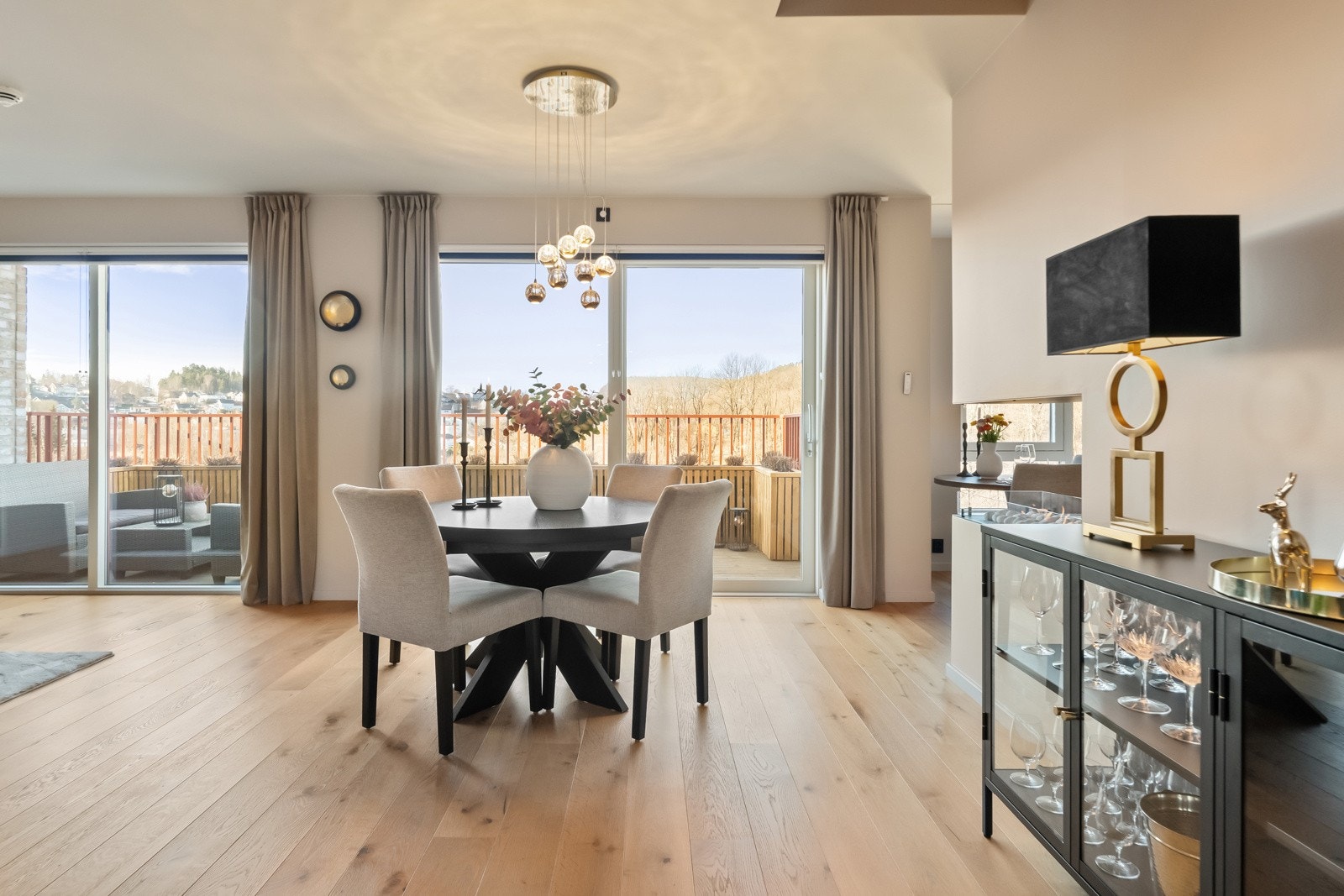 Stuen bades i dagslys fra store skyvedører mot terrassen i nordøst og balkongen i sydvest, noe som også gir flott utsikt. Galleribilde