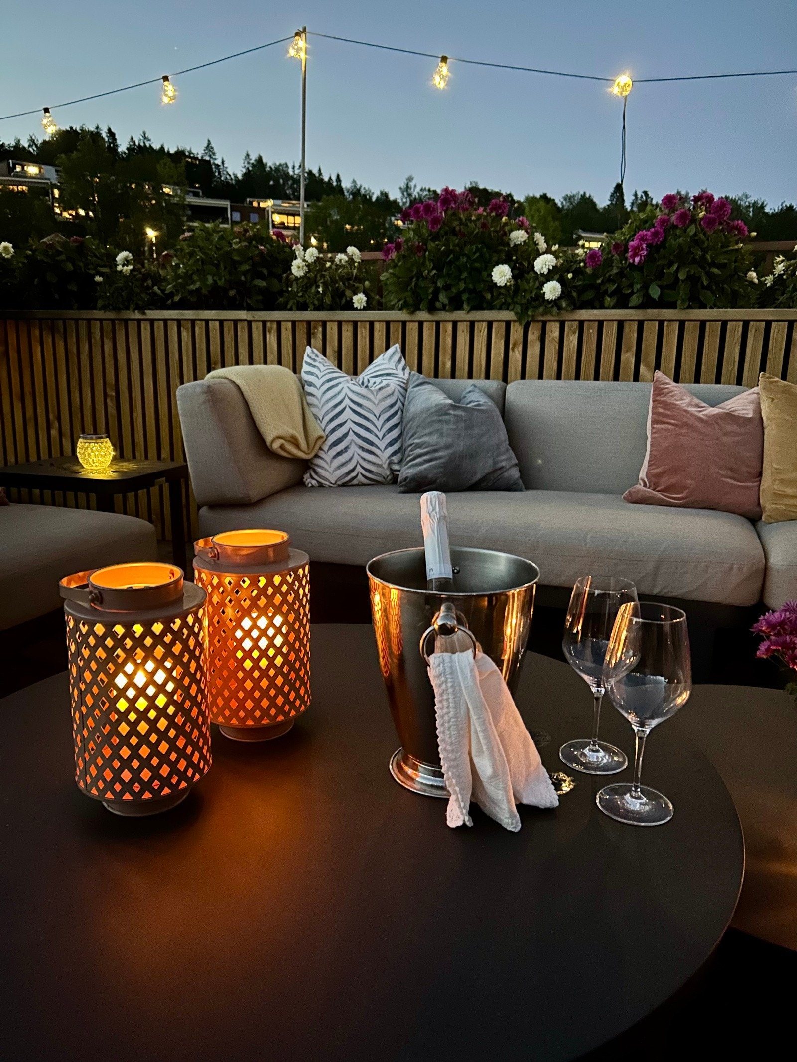 Med bugnende flor i blomsterkassene om sommeren, oppleves takterrassen som en idyllisk oase. Galleribilde