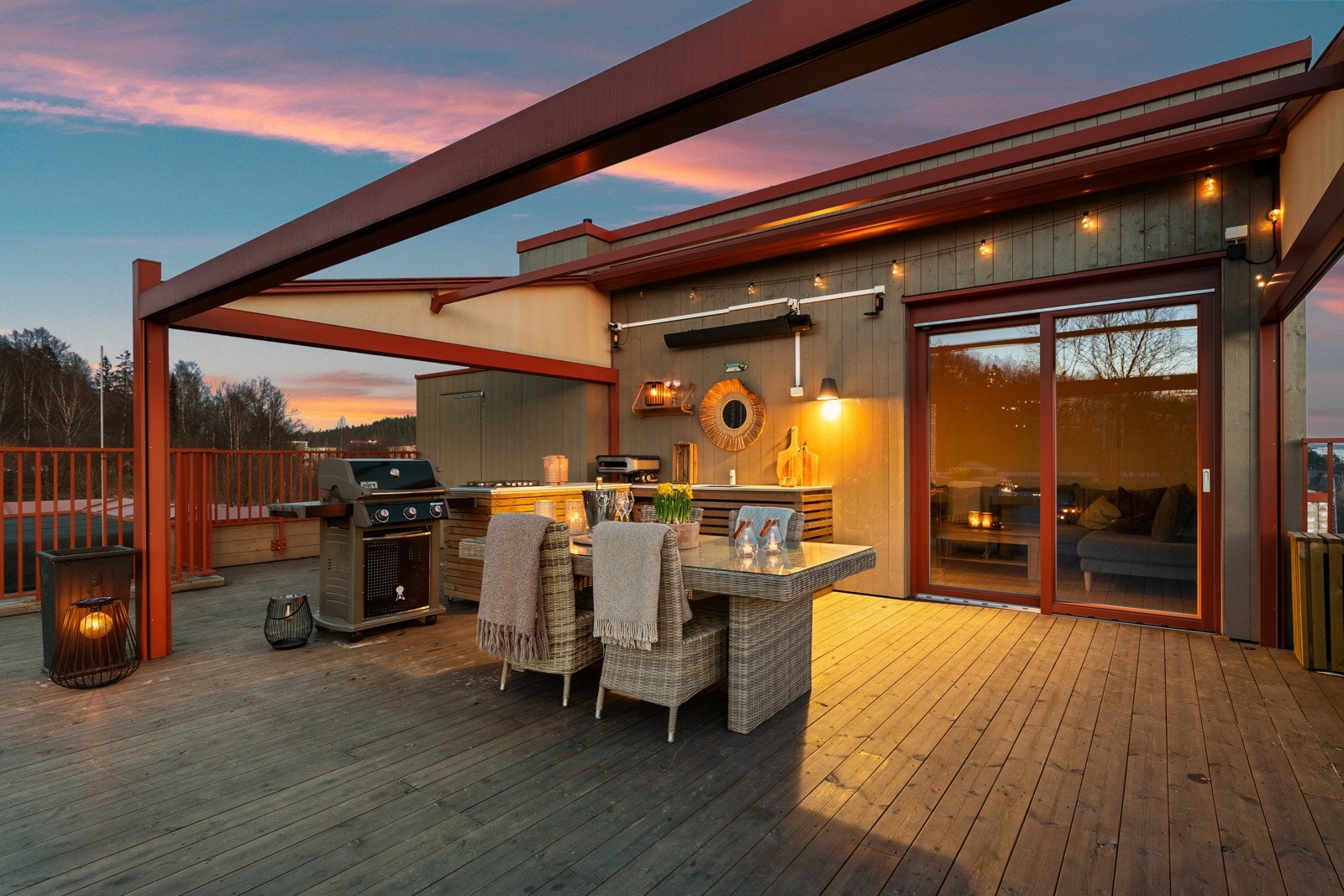 Det flotte arealet gir god plass til flere komfortable utemøbler, både under pergolataket og på åpen del. Galleribilde