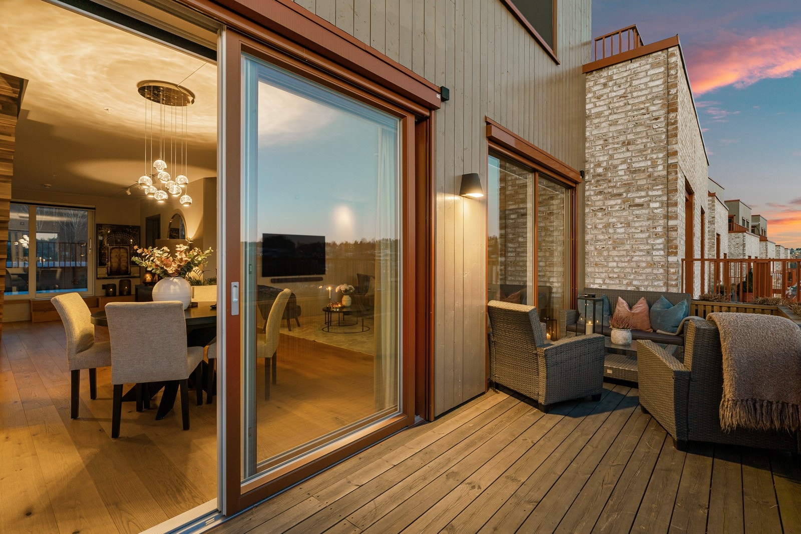 Vindusflatene er utstyrt med solskjerming og det er montert takskinner til gardiner. Galleribilde