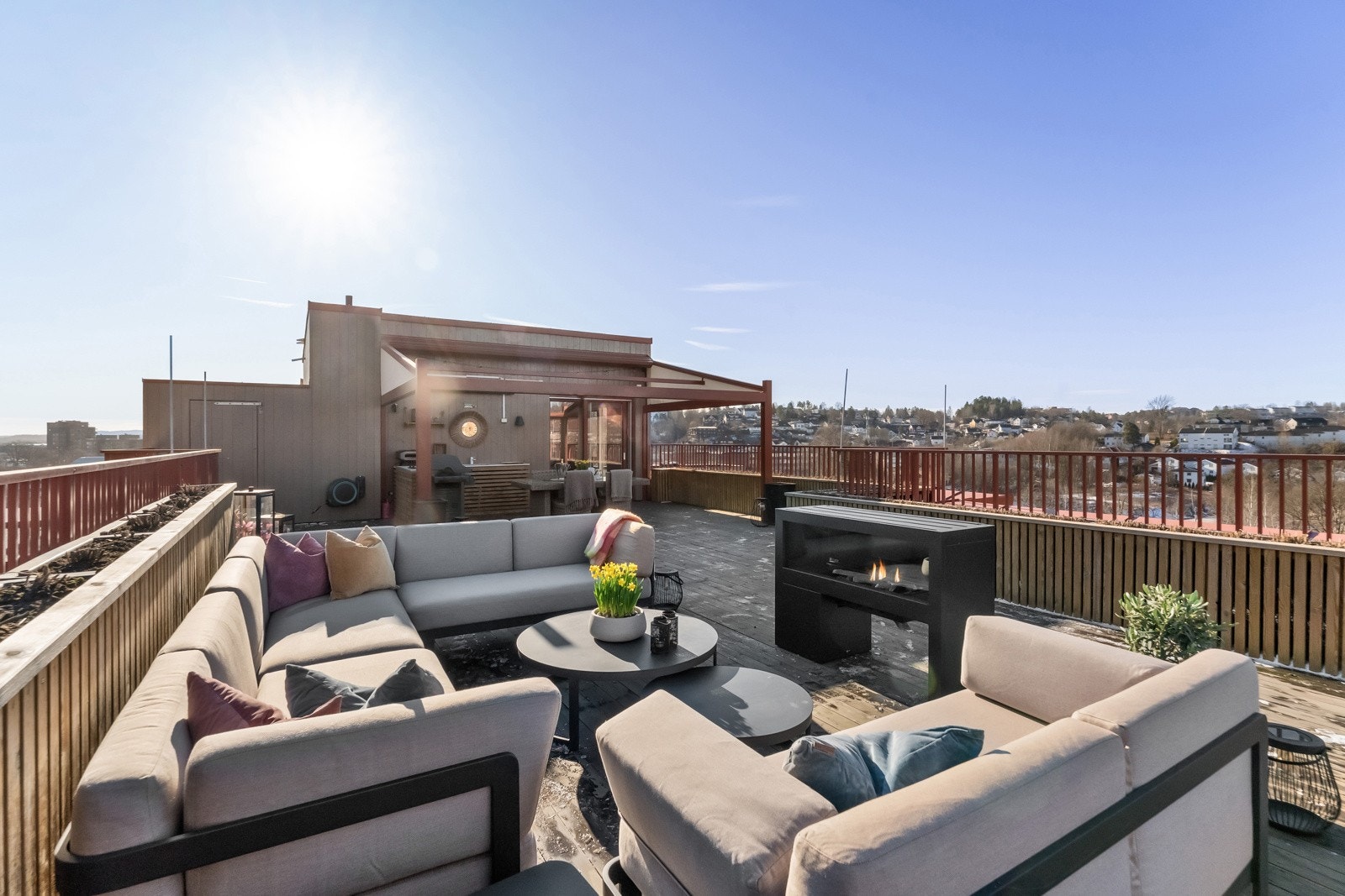 Flere fantastiske uteplasser; balkong og terrasse utenfor sjette etasje, samt takterrasse på hele 116 m² med perfekte solforhold og flott utsikt. Galleribilde