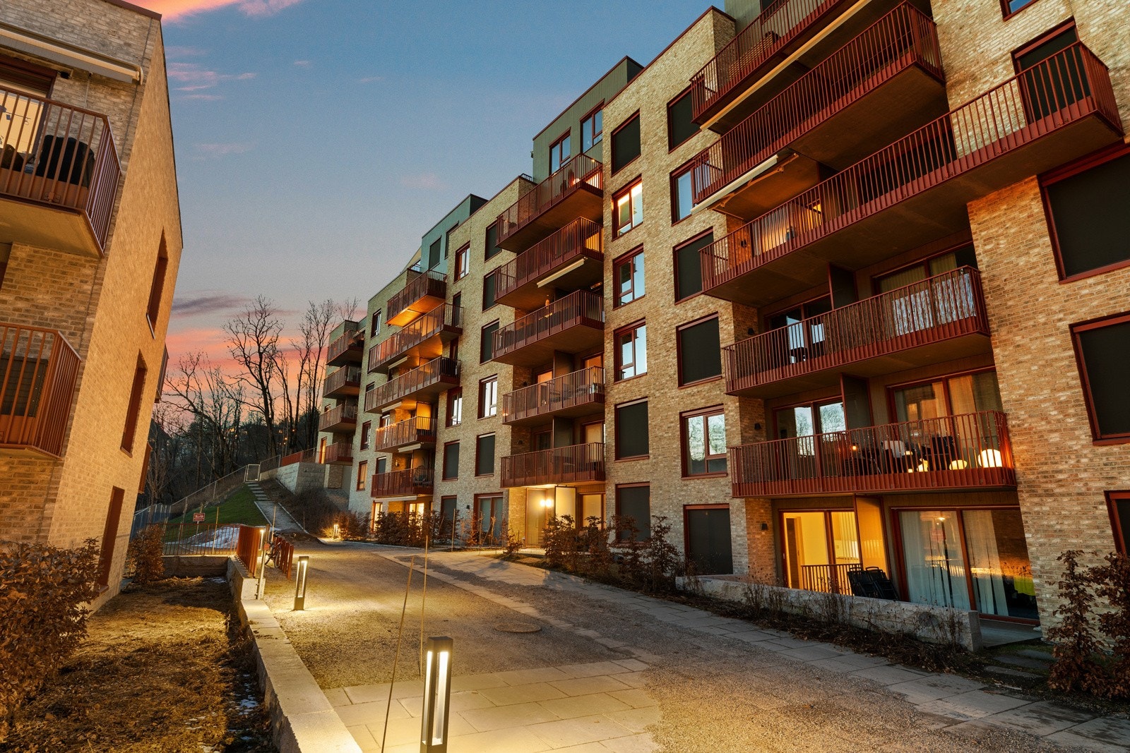 Sameiet har flotte fellesarealer og et parkmessig opparbeidet tun med lekeplass, plen og frodige trær. Galleribilde