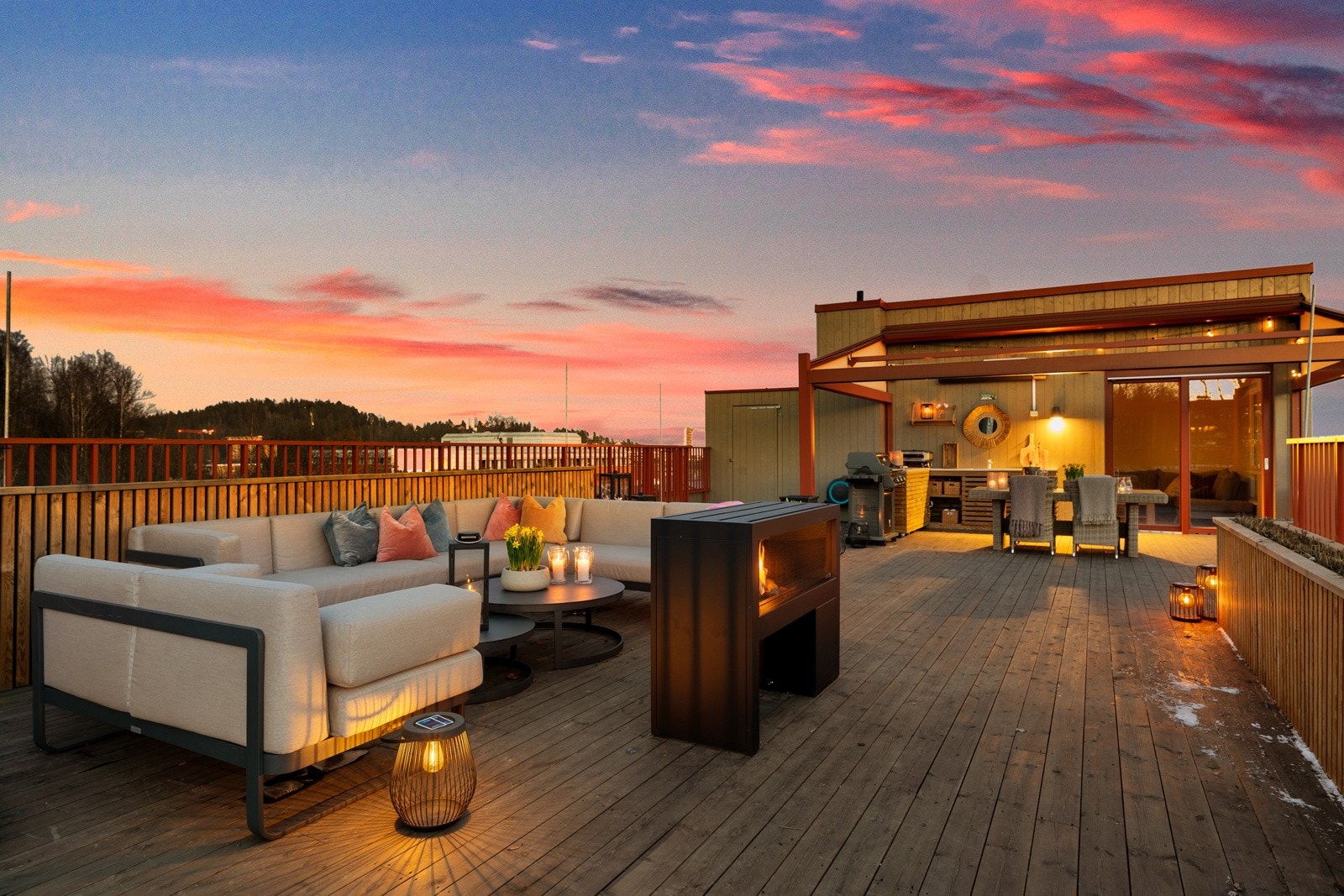 På kveldstid får dere flott solnedgang og himmelen som lerret. Galleribilde