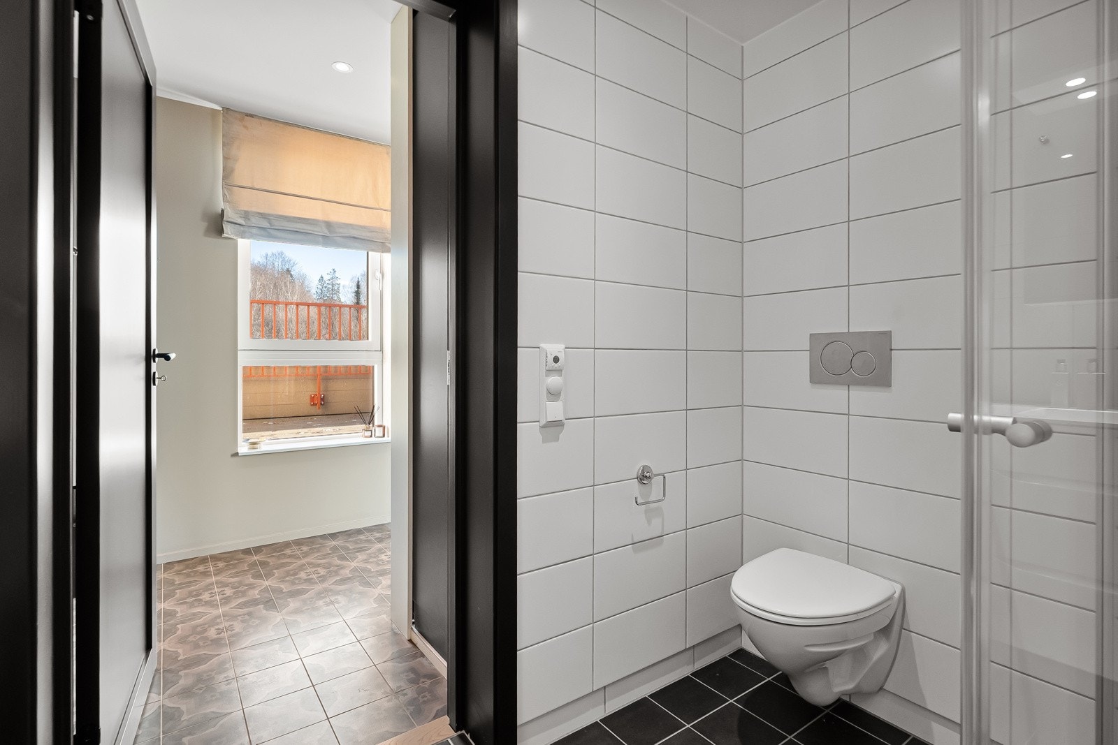 Fra hallen er det også adkomst til leilighetens tredje baderom. Galleribilde