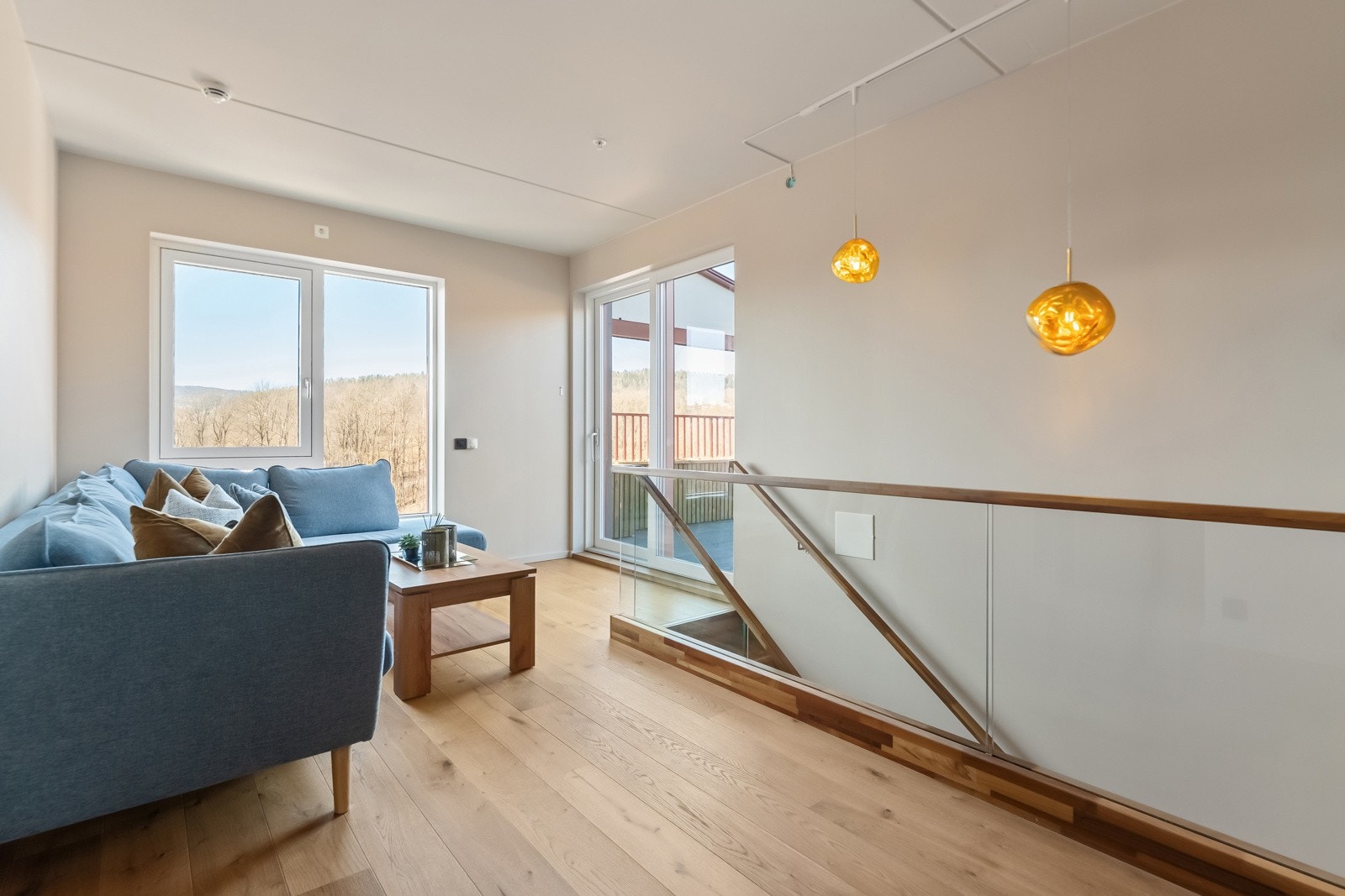 Glassrekkverket mot trapperommet gir en åpen følelse og gode vindusflater gir rikelig med dagslys. Galleribilde