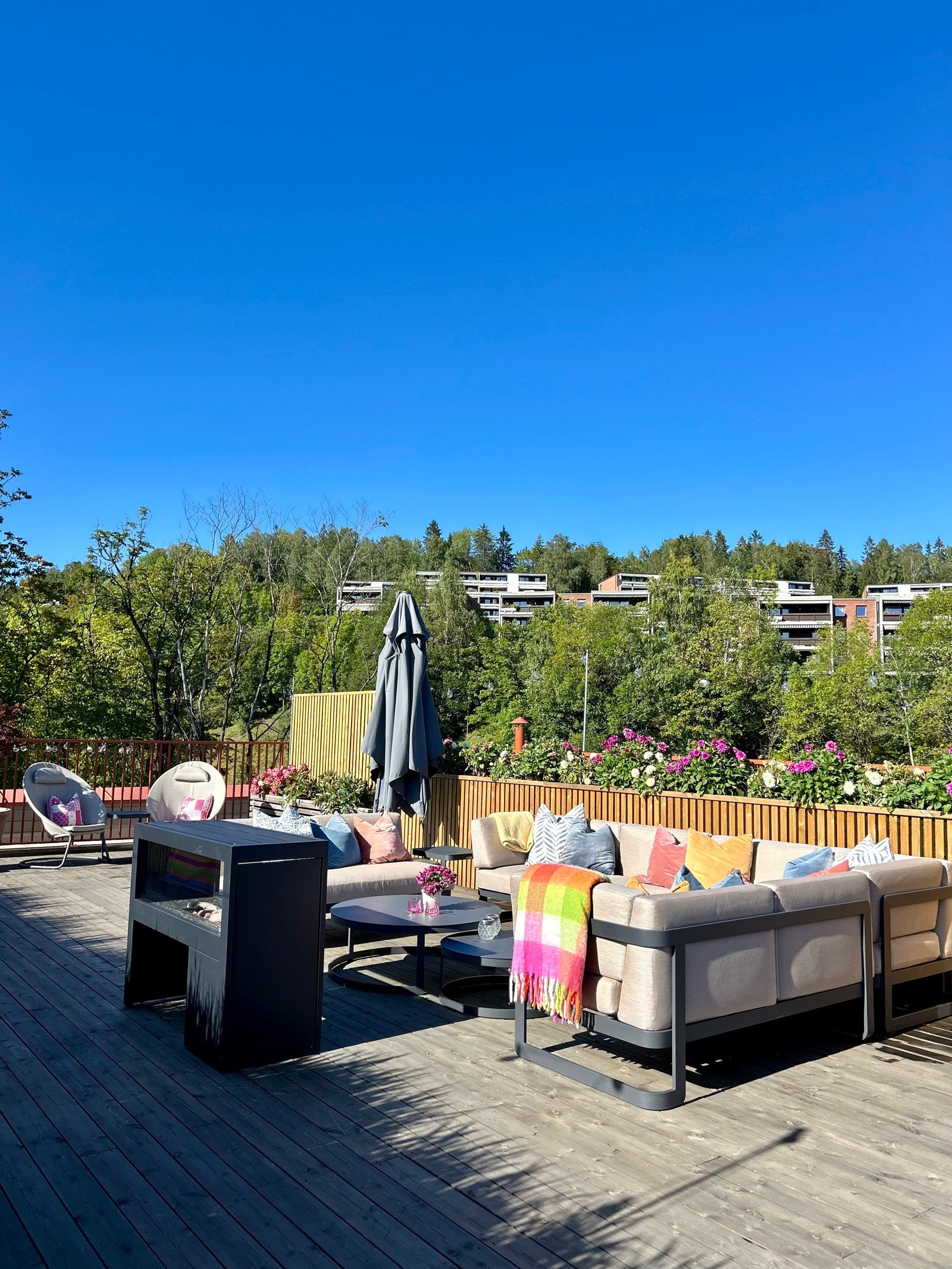 Terrassen ble nylig oppgradert med plassbygde blomsterkasser langs rekkverket. Galleribilde