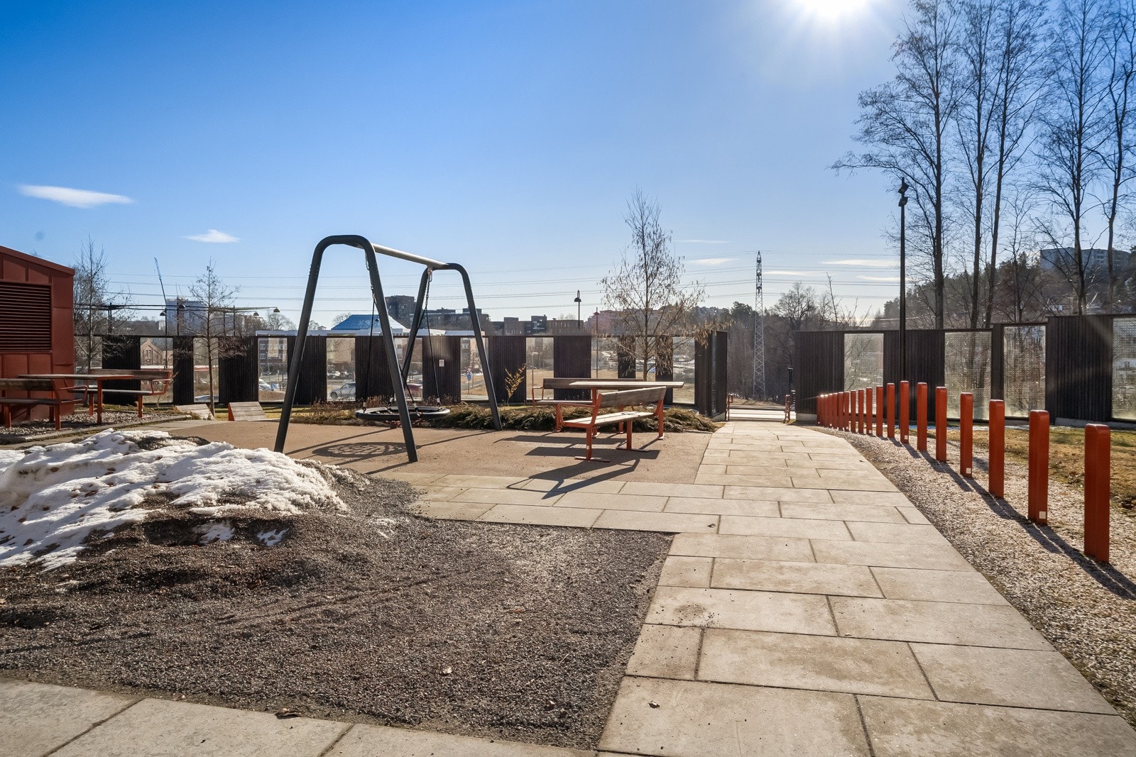 Svært barnevennlig nabolag med egen barnehage i sameiet, hvor sameiets barn prioriteres. Galleribilde