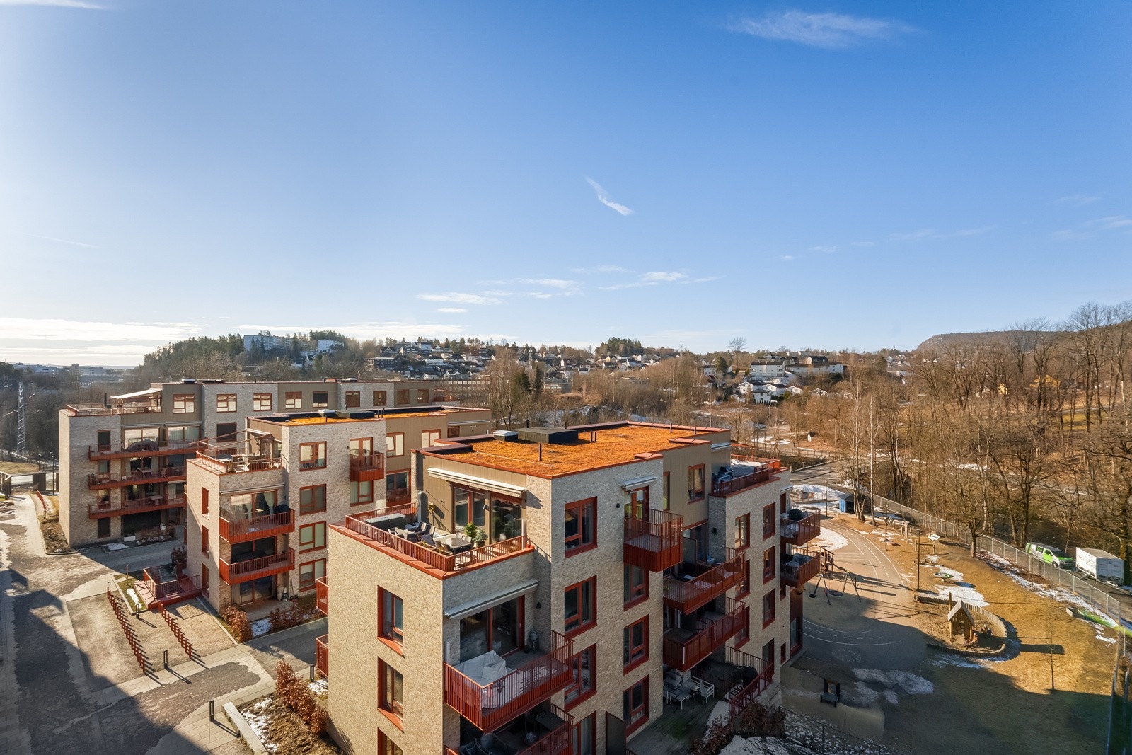 Leiligheten ligger i et populært og naturskjønt område rett utenfor Sandvika sentrum i Bærum kommune. Galleribilde