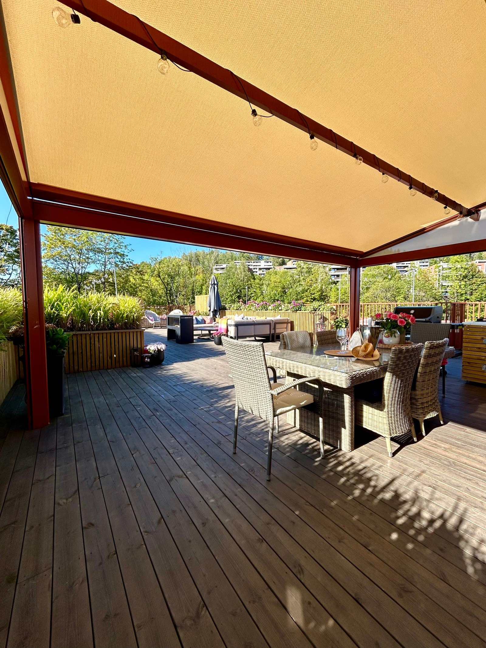 I tillegg har det blitt etablert en stor pergola med markise på hele 21 kvm. Galleribilde