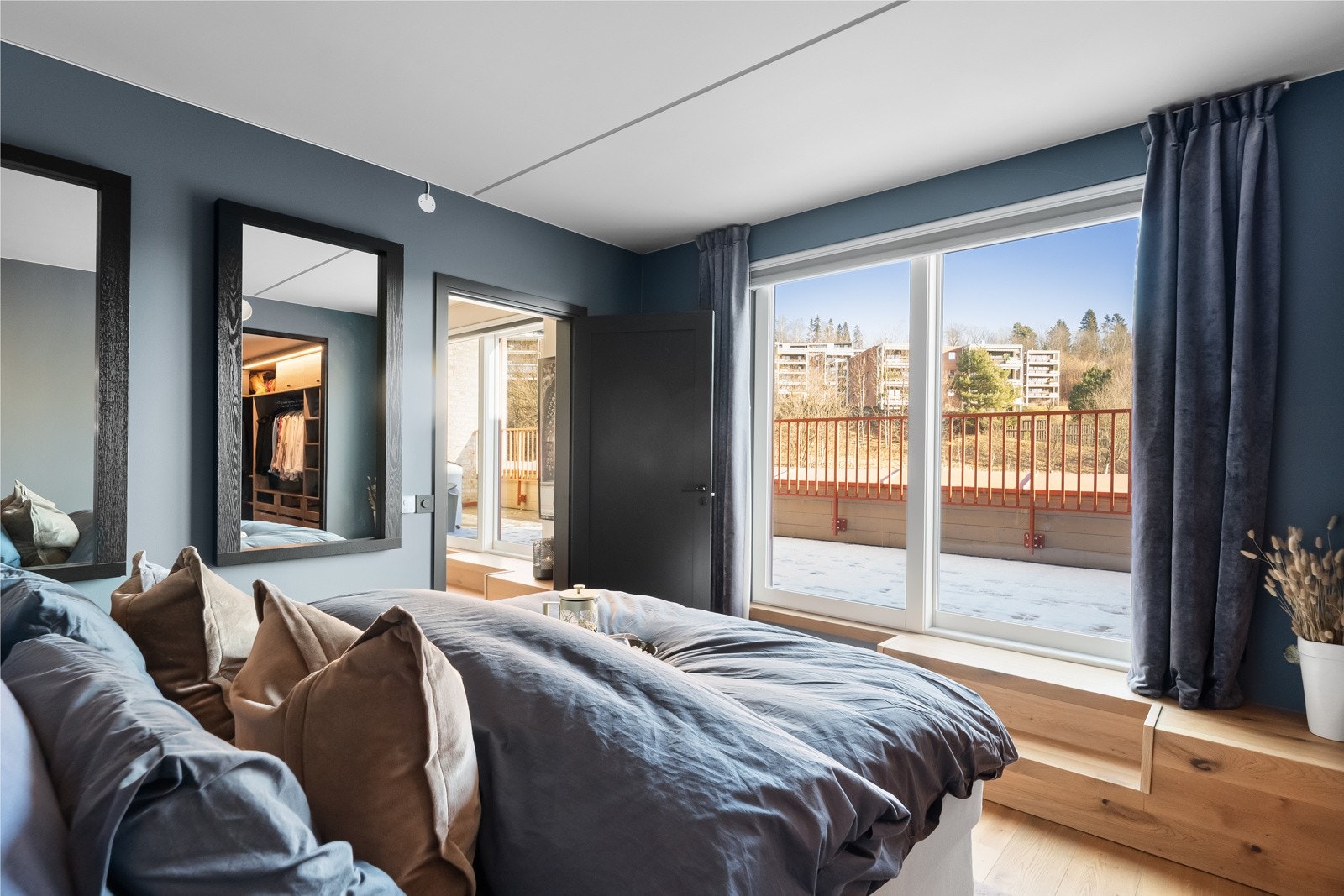 Lune gulv i enstavs eikeparkett og eikekledde trappetrinn til terrassen. Galleribilde