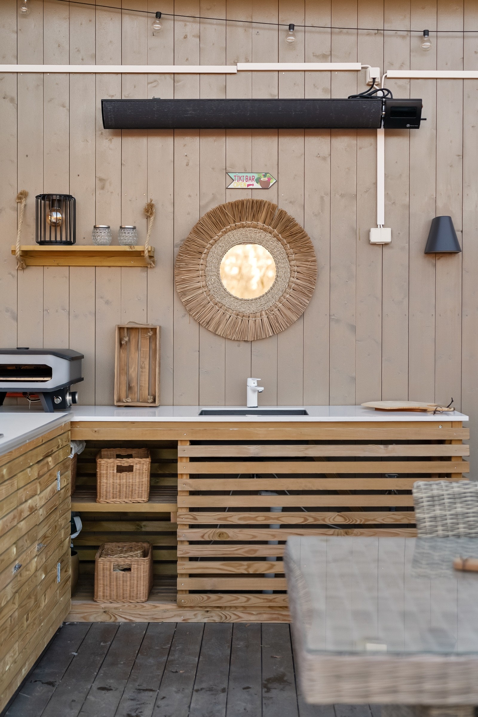 Under pergolaen, i innerste del, finnes et hendig, plassbygget utekjøkken. Dette er tilknyttet avløp og sommervann. Galleribilde