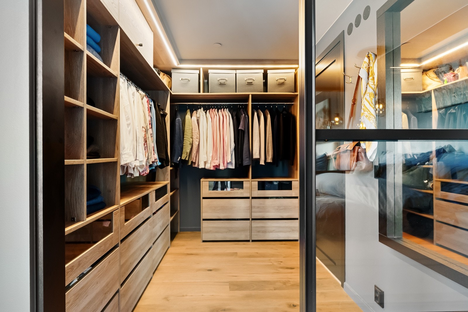 Elegant utformet med romdeler fra 2024 i glass og sort ramme inn mot omkledningsdelen. Galleribilde