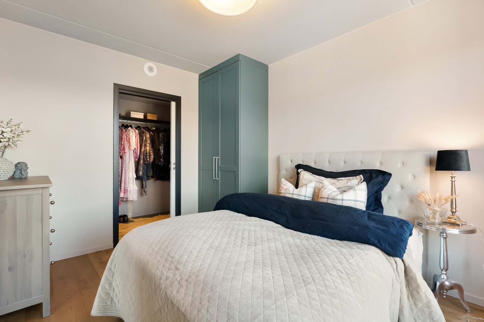 Soverom nr. 2 har god plass til dobbeltseng og god lagringsplass i eget garderoberom. Galleribilde