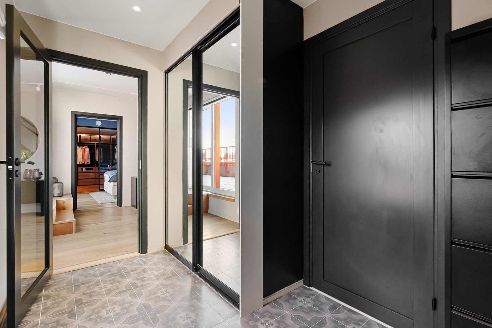 Romslig skyvedørsgarderobe i hallen og ytterligere lagringsplass i kjellerbod. Galleribilde