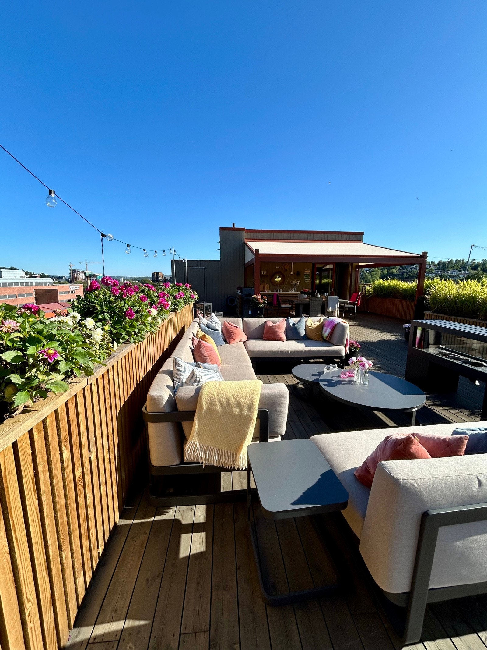 Dette er selgers egne bilder fra terrassen i nydelig sommervær. Galleribilde