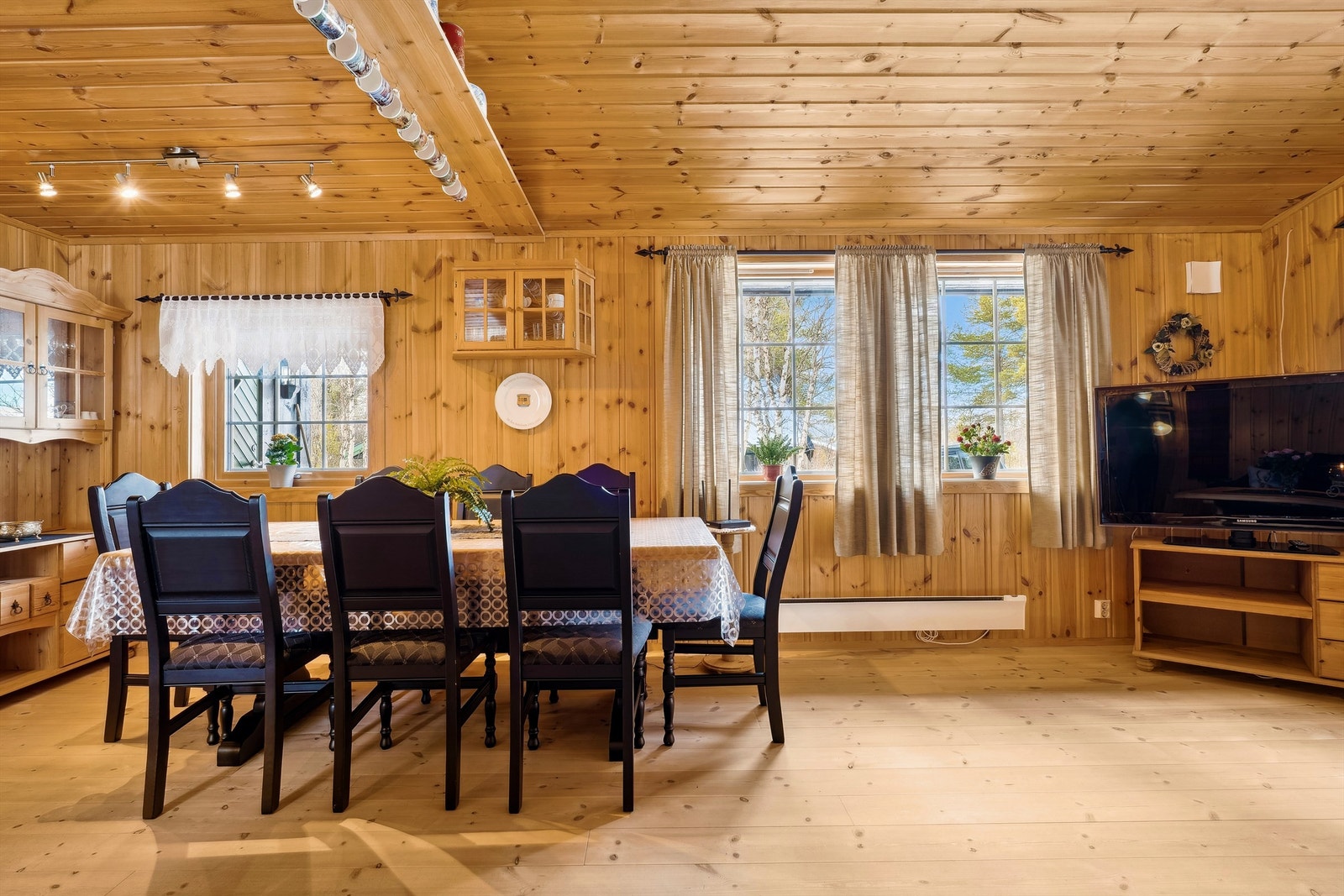 Romslig stue med gode møbleringsmuligheter. Galleribilde