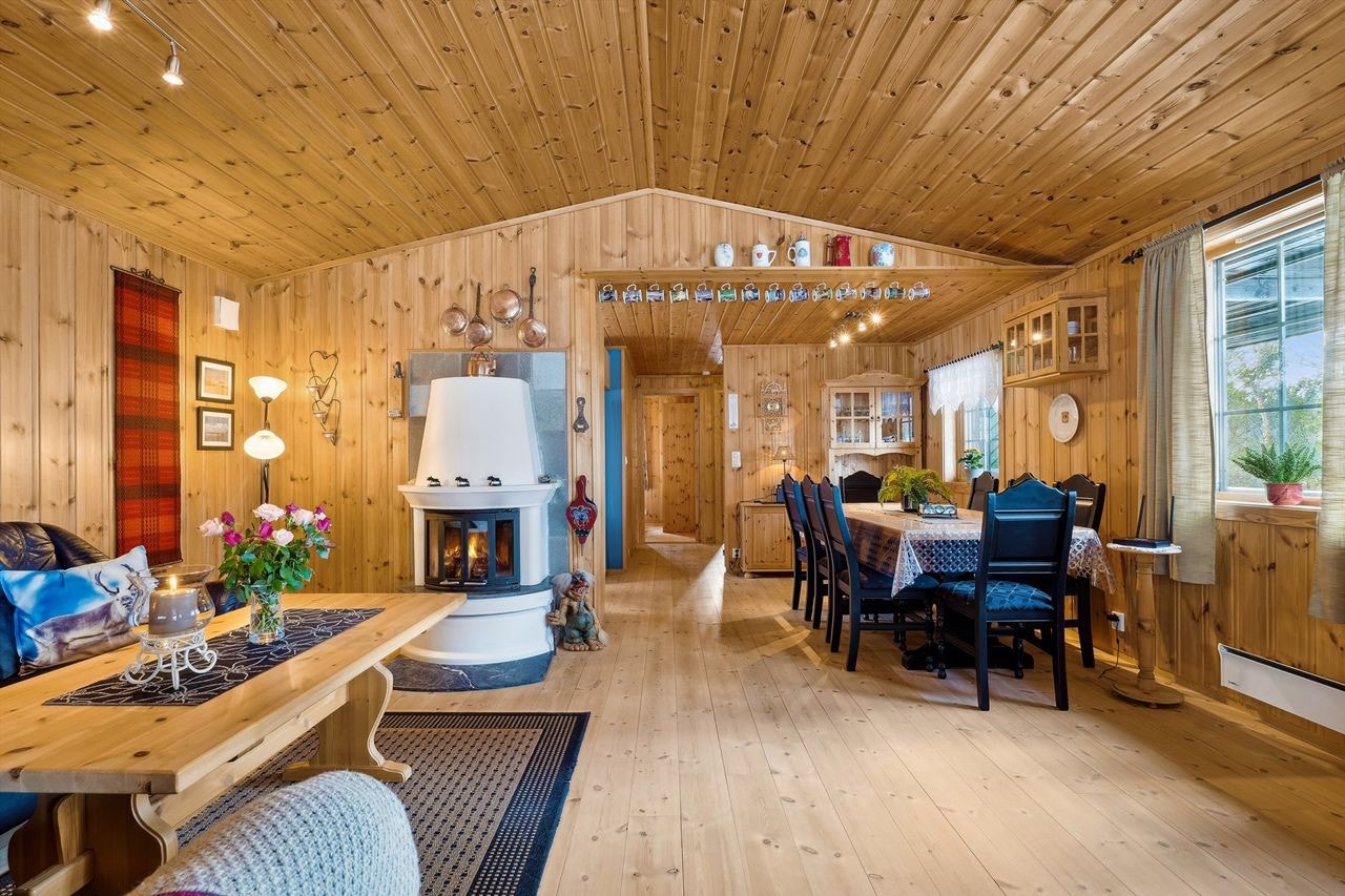 Romslig stue med fin plass for både sofamøblement og spisestue. Galleribilde