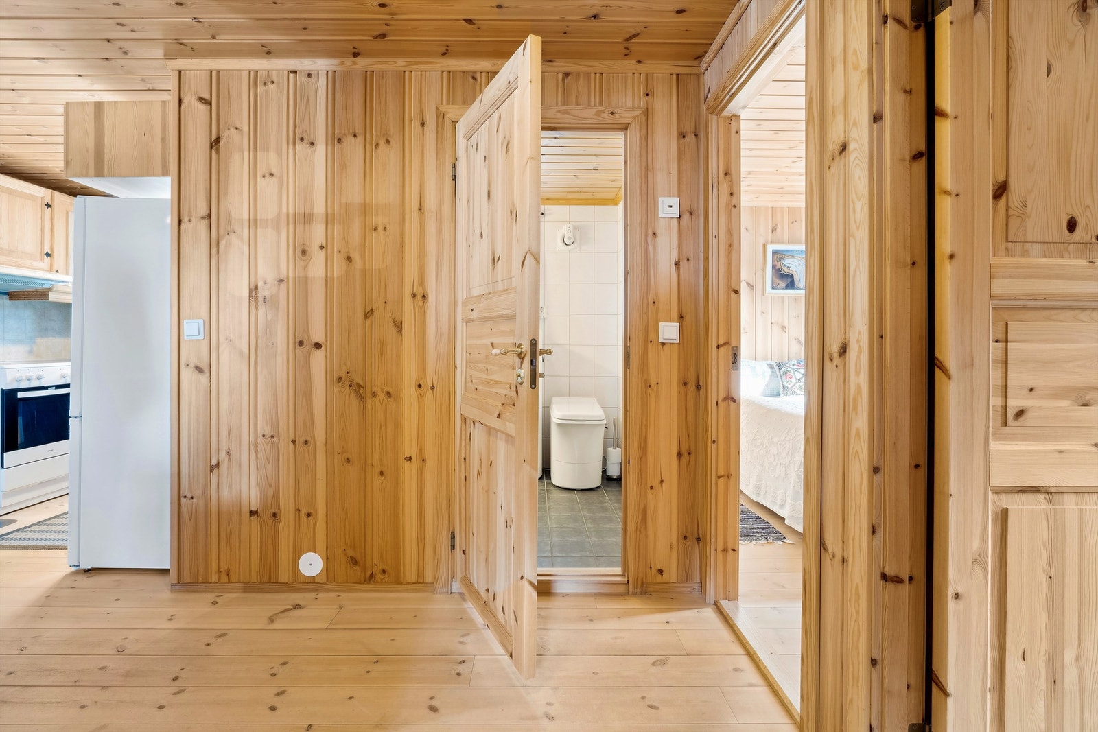 Hytta har overflater hovedsakelig bestående av tregulv, samt panel på vegger og i himling. Galleribilde