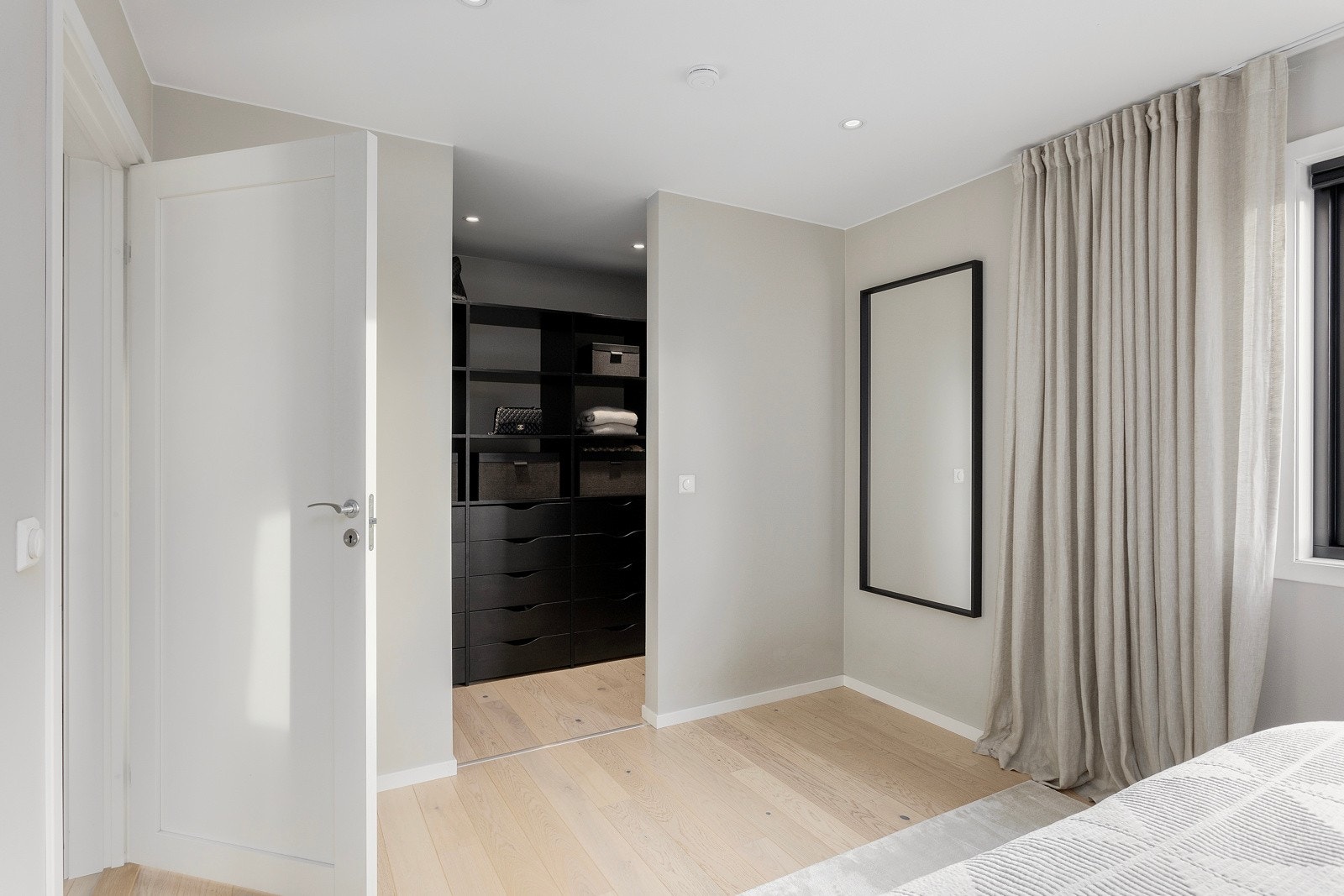 Walk-in closet i tilknytning til hovedsoverommet. Galleribilde