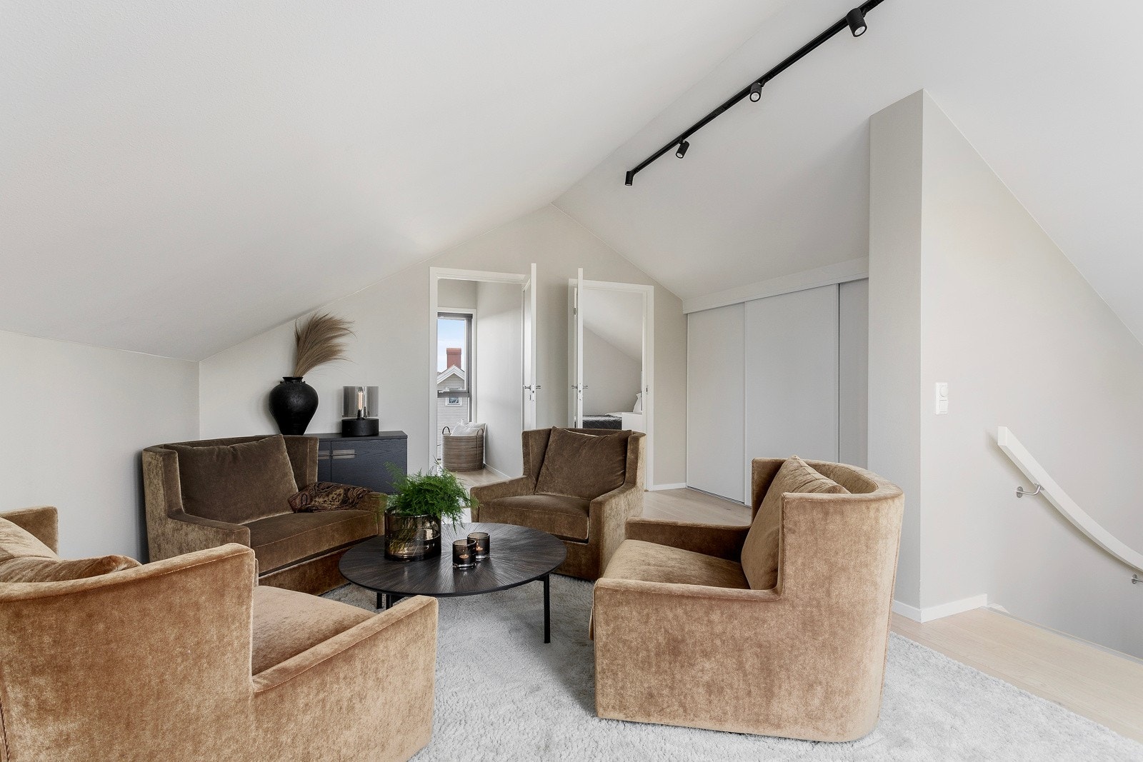 Stuen har tilsvarende interiør som presenert i de øvrige rom og er et perfekt ungdomsværelse. Galleribilde