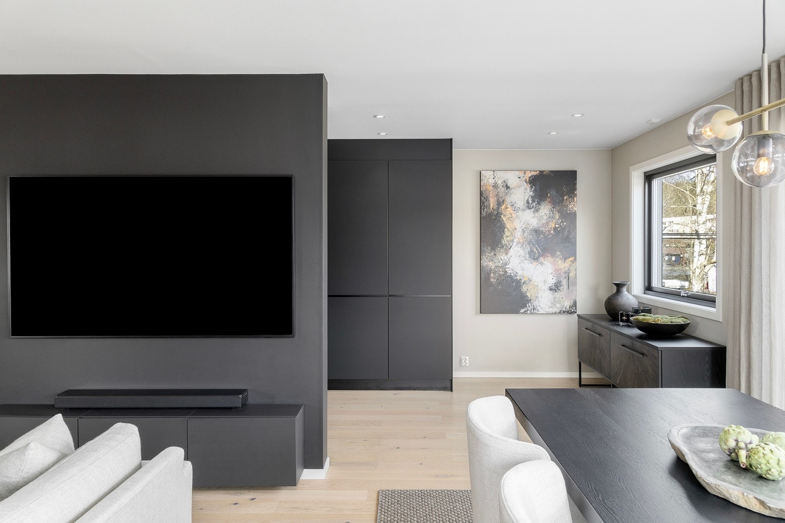 I dette huset ligger kjøkkenet i en åpen løsning fra stuen, men likevel tilbaketrukket i egen sone. Galleribilde