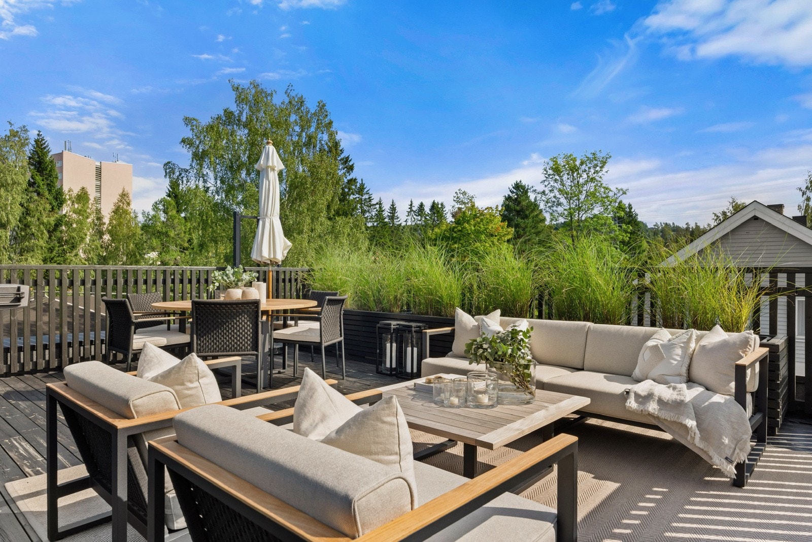 Et godt sted å slappe av eller invitere inn til større lag på sommeren. Galleribilde