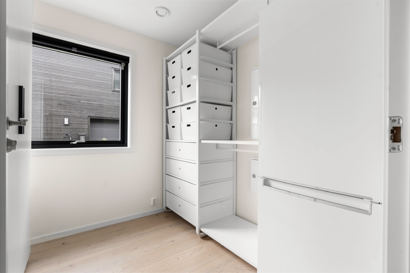 Bod med god oppbevaringsplass. Tidligere benyttet som både treningsrom og hjemmekontor. Galleribilde