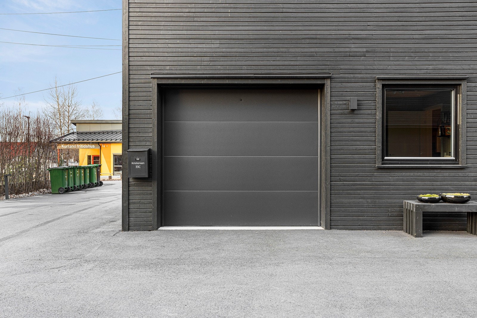Integrert garasje og en stor p-plass m/lader medfølger. Galleribilde