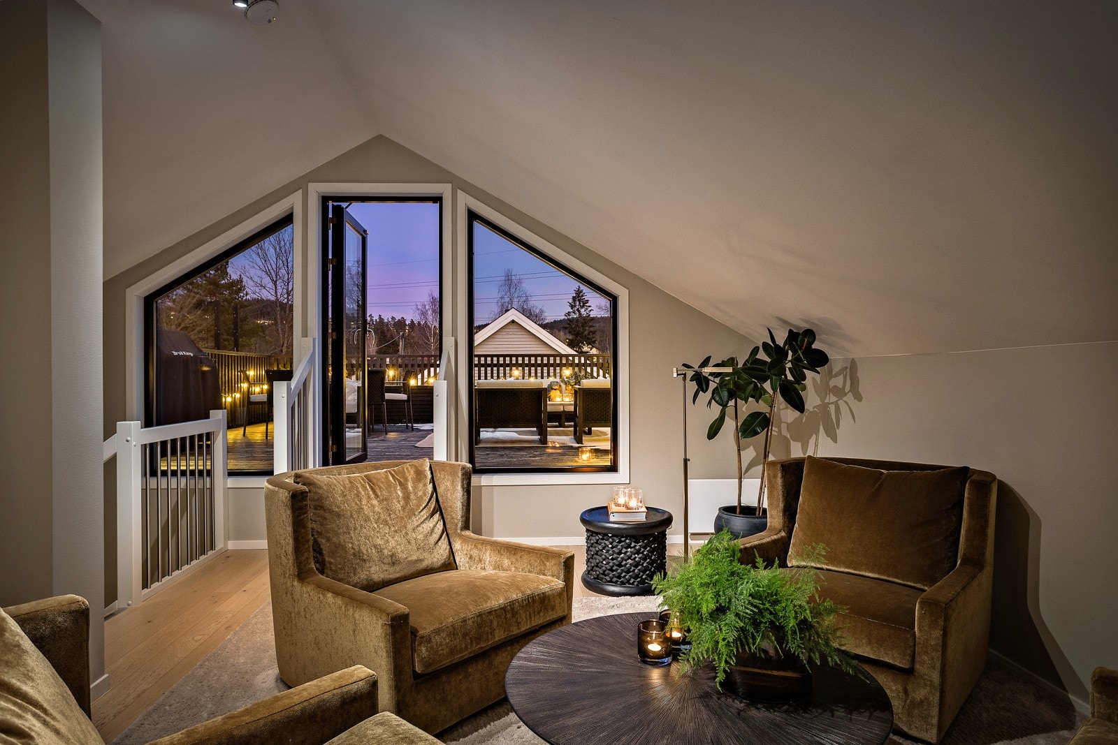 I øverste etasje ligger enda en stue - denne med utgang til den fantastiske takterrassen. Galleribilde