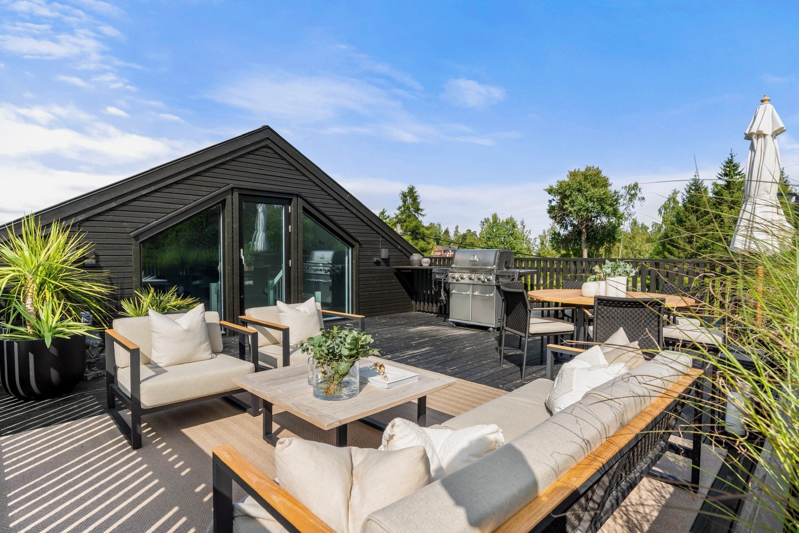 Flott takterrasse med utgang fra loftsstuen. Galleribilde