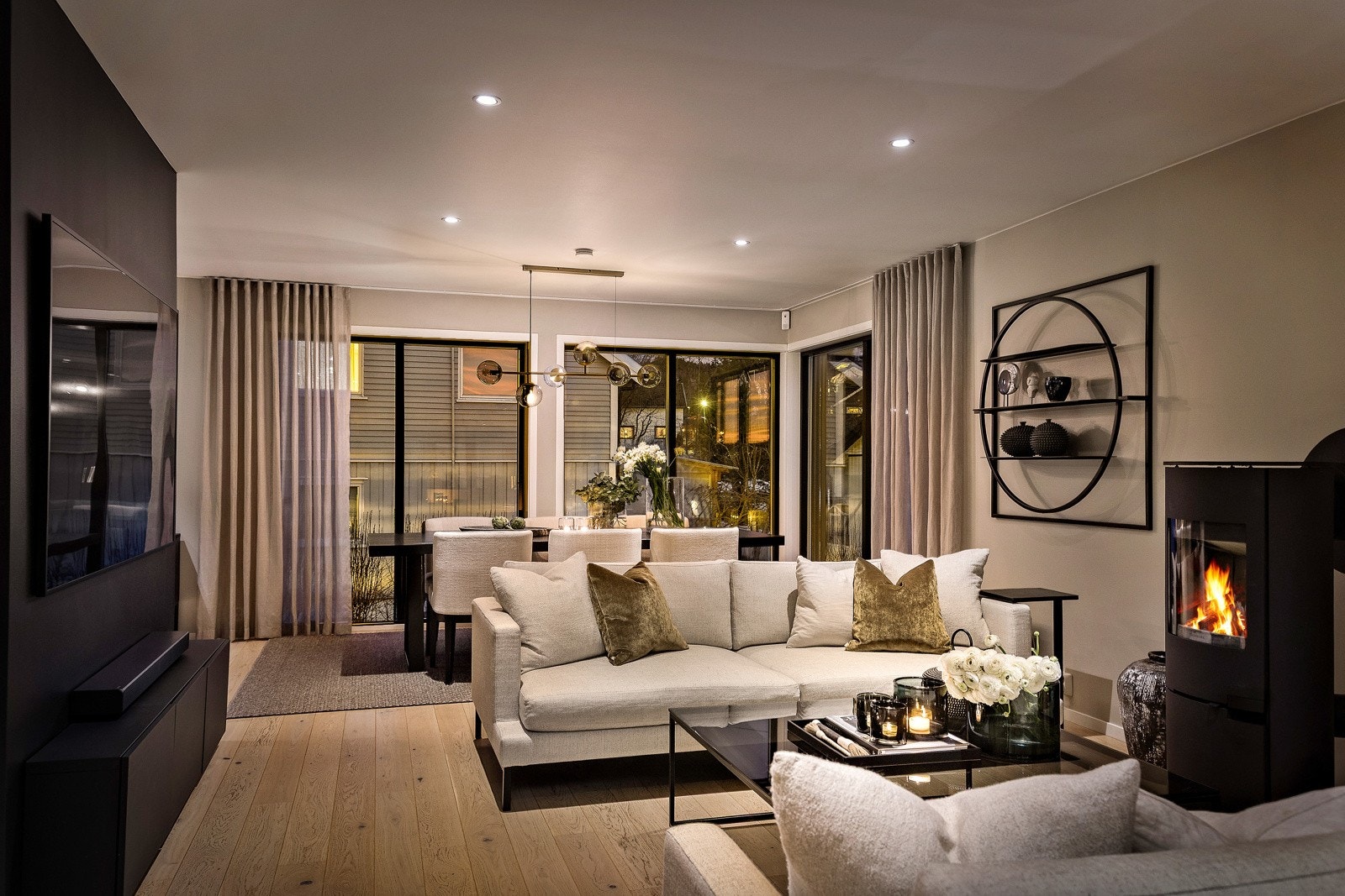 Lun, elegant og åpen stue i mellometasjen med kombinert kjøkken, noe som er praktisk og svært barnevennlig. Galleribilde