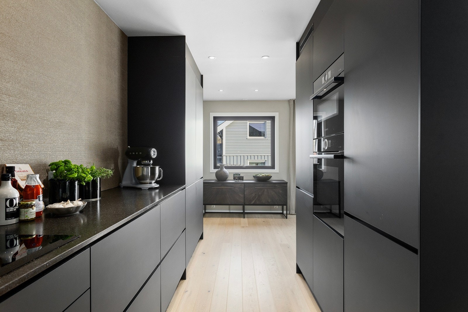 Det stilrene og moderne kjøkkenet har takhøy innredning fra KVIK kombinert med integrerte hvitevarer. Galleribilde