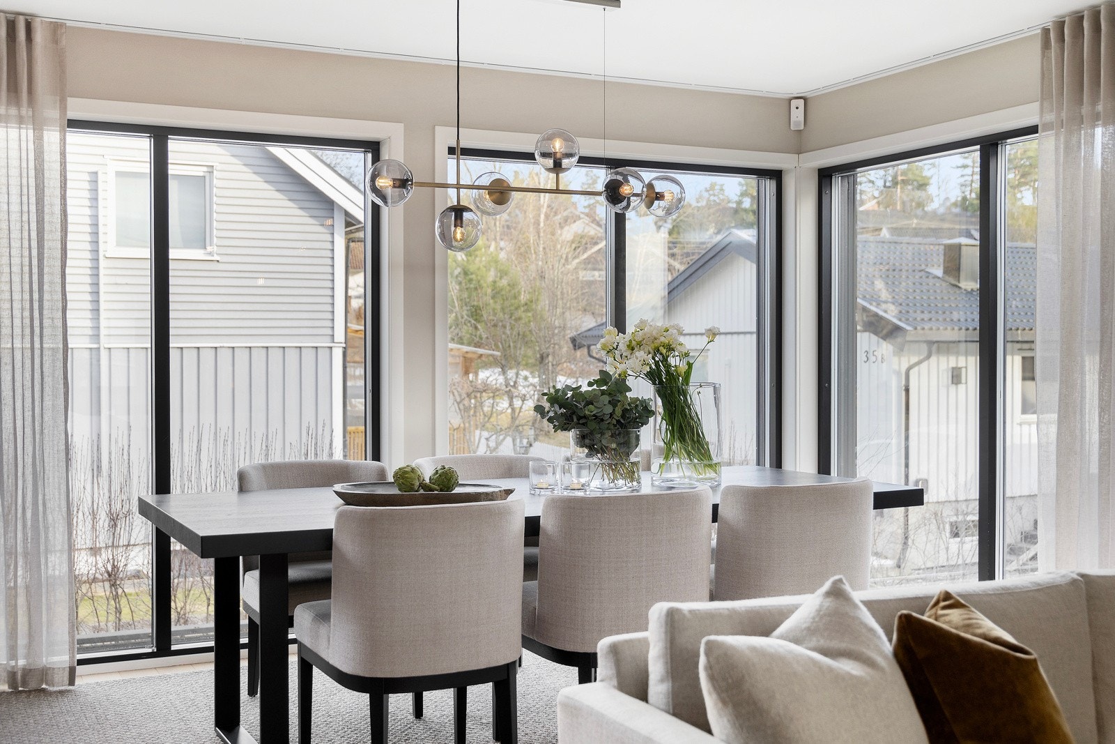 Utsøkt funkisvilla oppført i 2019 med premium standard og gode kvaliteter. Galleribilde