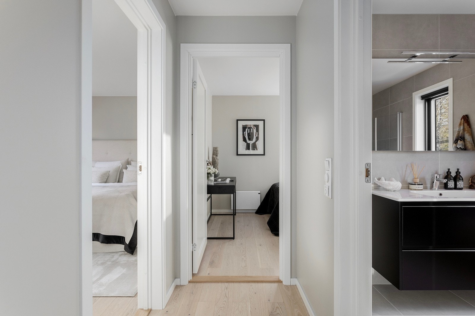 egen avdeling fra stue/kjøkken, ligger to soverom og et lekkert bad i tilknytning. Galleribilde