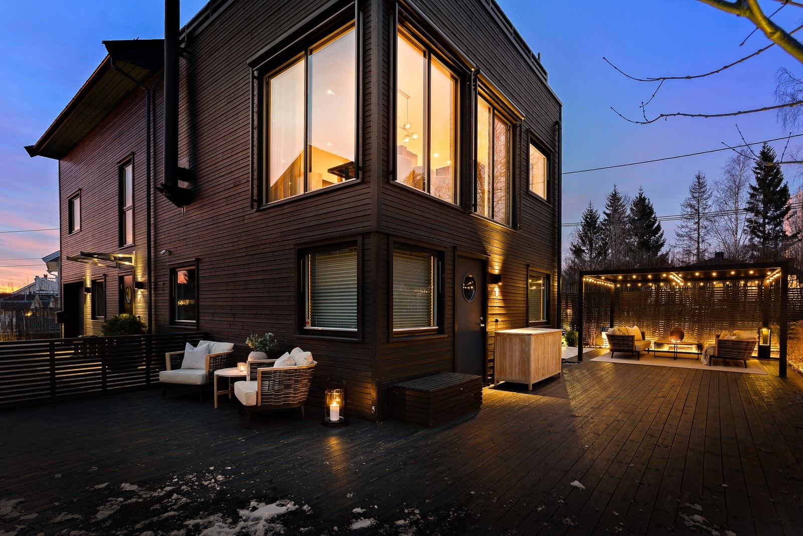 Rundt tre sider av huset er det bygd en gjennomgående markterrasse i 2020. Galleribilde